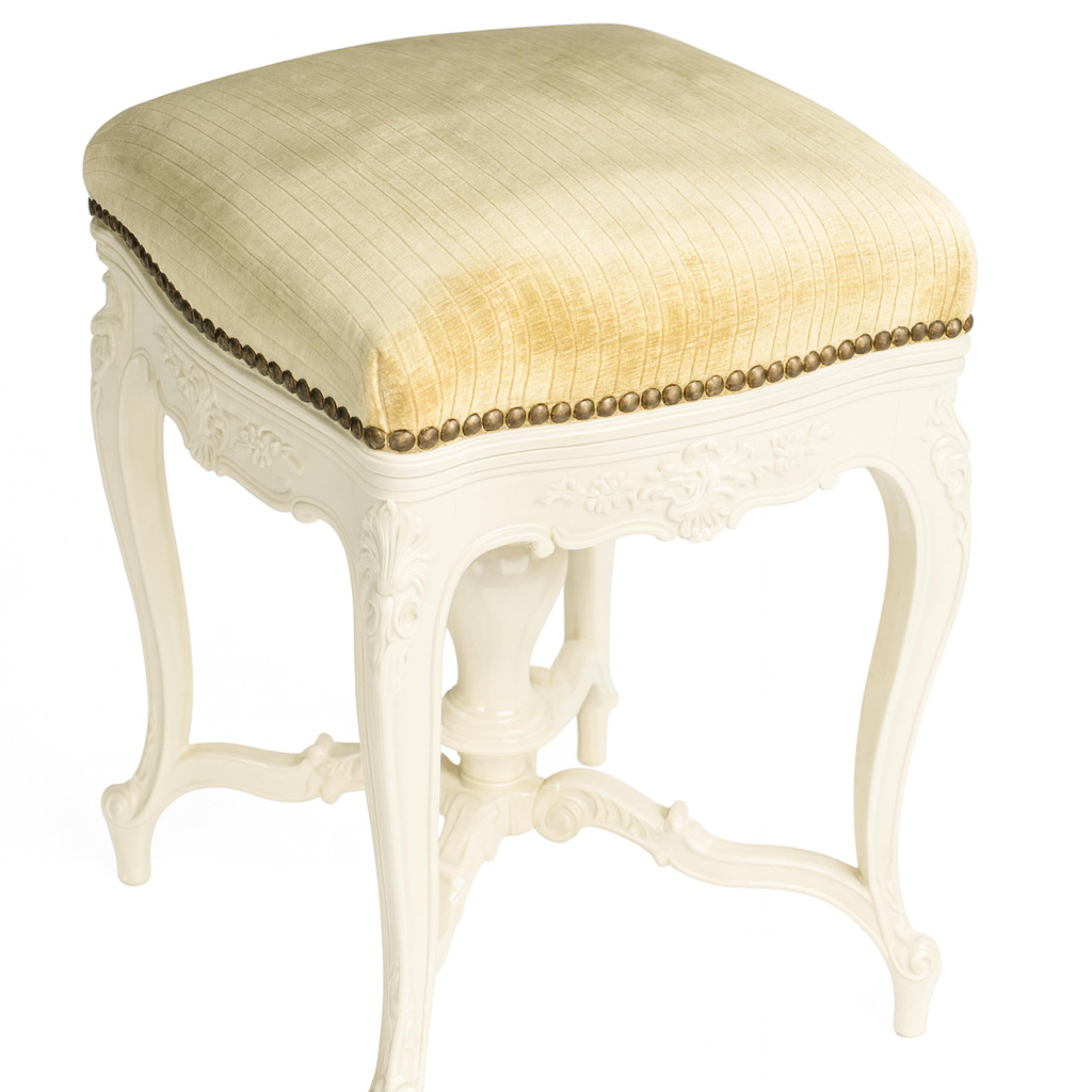 A Napoleon III off white lacquer refinished piano stool from the 19th century, crafted from solid wood and upholstered in mustard velvet. A rare decorative gem.
This tripod piano stool embodies the elegance and craftsmanship of the Napoleon III