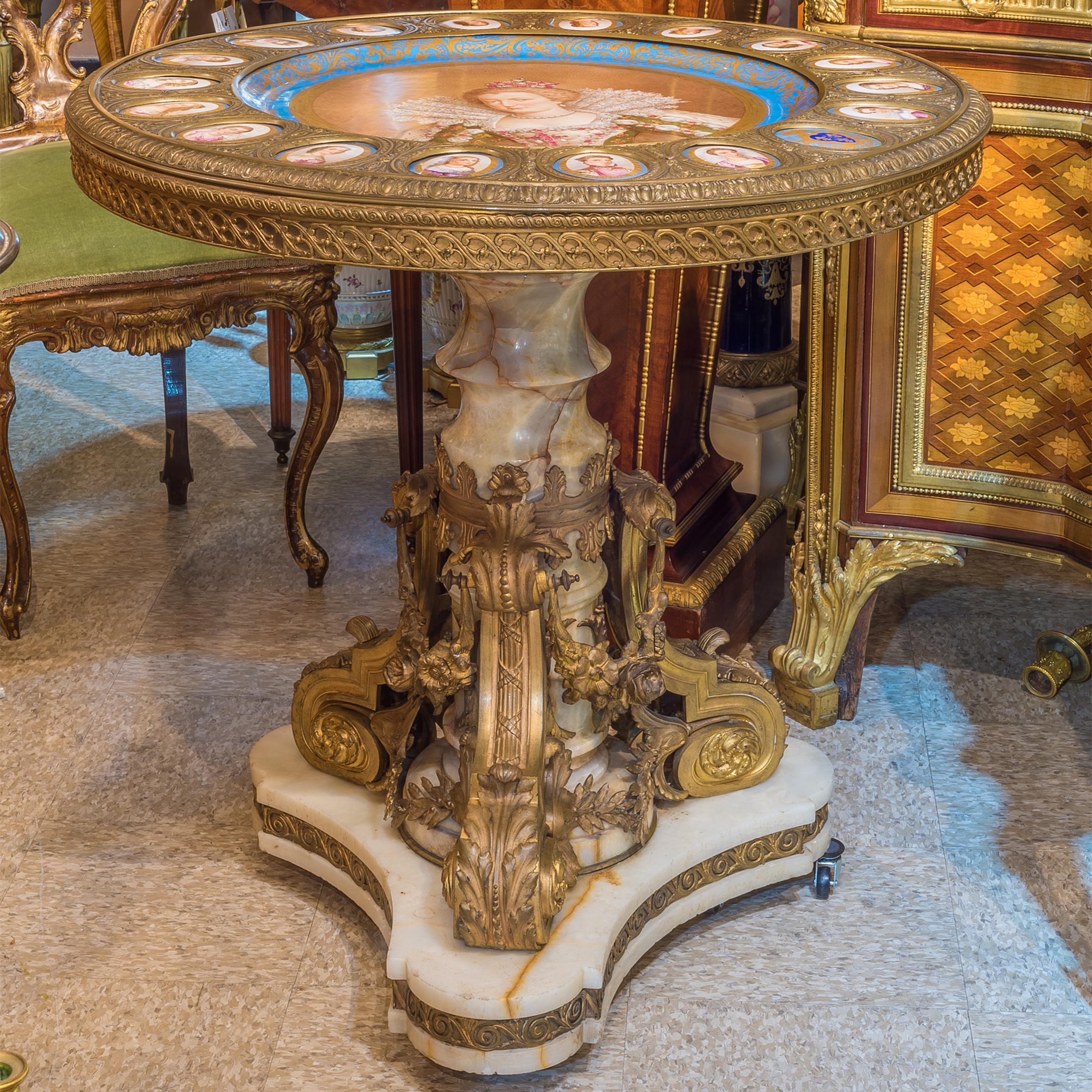 Doré Table centrale en onyx montée en ormolu Napoléon III avec plaque en porcelaine de style Sèvres en vente
