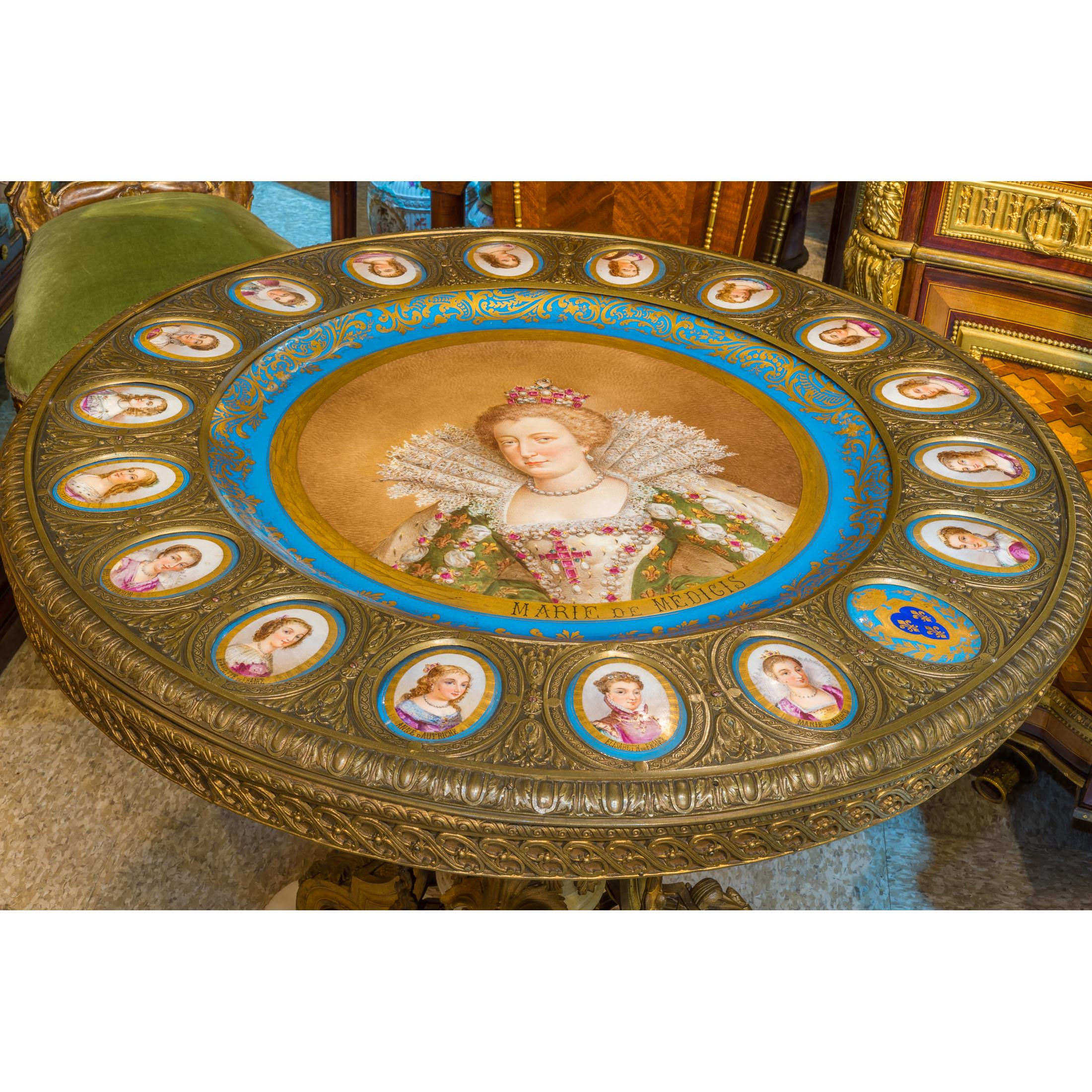 Table centrale en onyx montée en ormolu Napoléon III avec plaque en porcelaine de style Sèvres Bon état - En vente à New York, NY