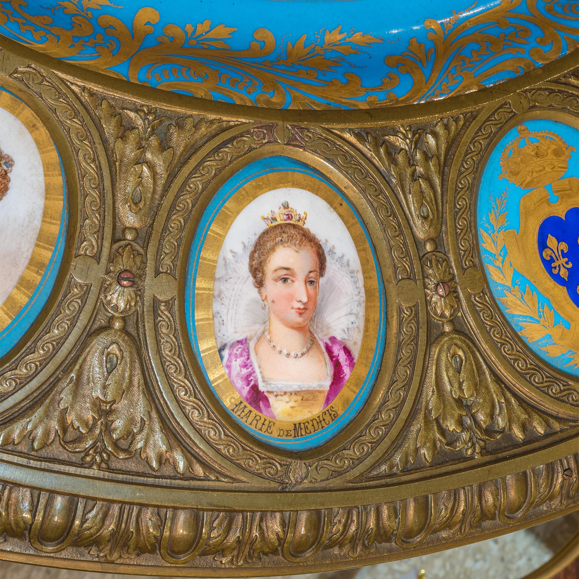 XIXe siècle Table centrale en onyx montée en ormolu Napoléon III avec plaque en porcelaine de style Sèvres en vente
