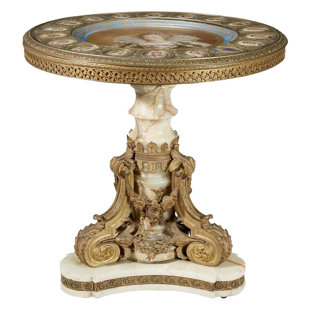 Table centrale en onyx montée en ormolu Napoléon III avec plaque en porcelaine de style Sèvres en vente