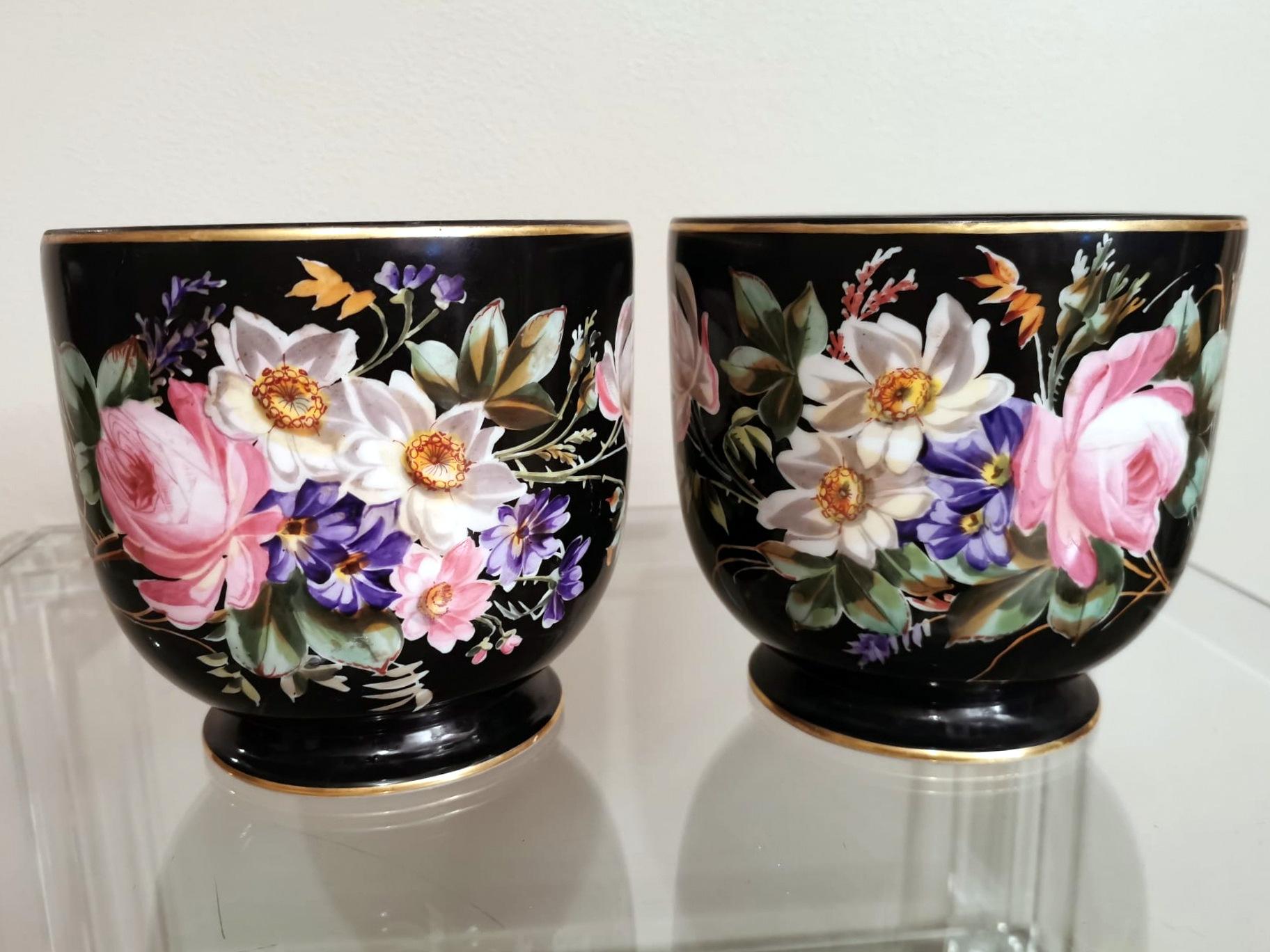 Français Paire de cache-pots Napoléon III en porcelaine française de Paris peinte à la main