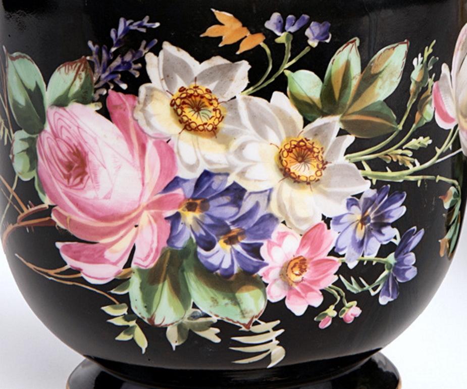 Porcelaine Paire de cache-pots Napoléon III en porcelaine française de Paris peinte à la main