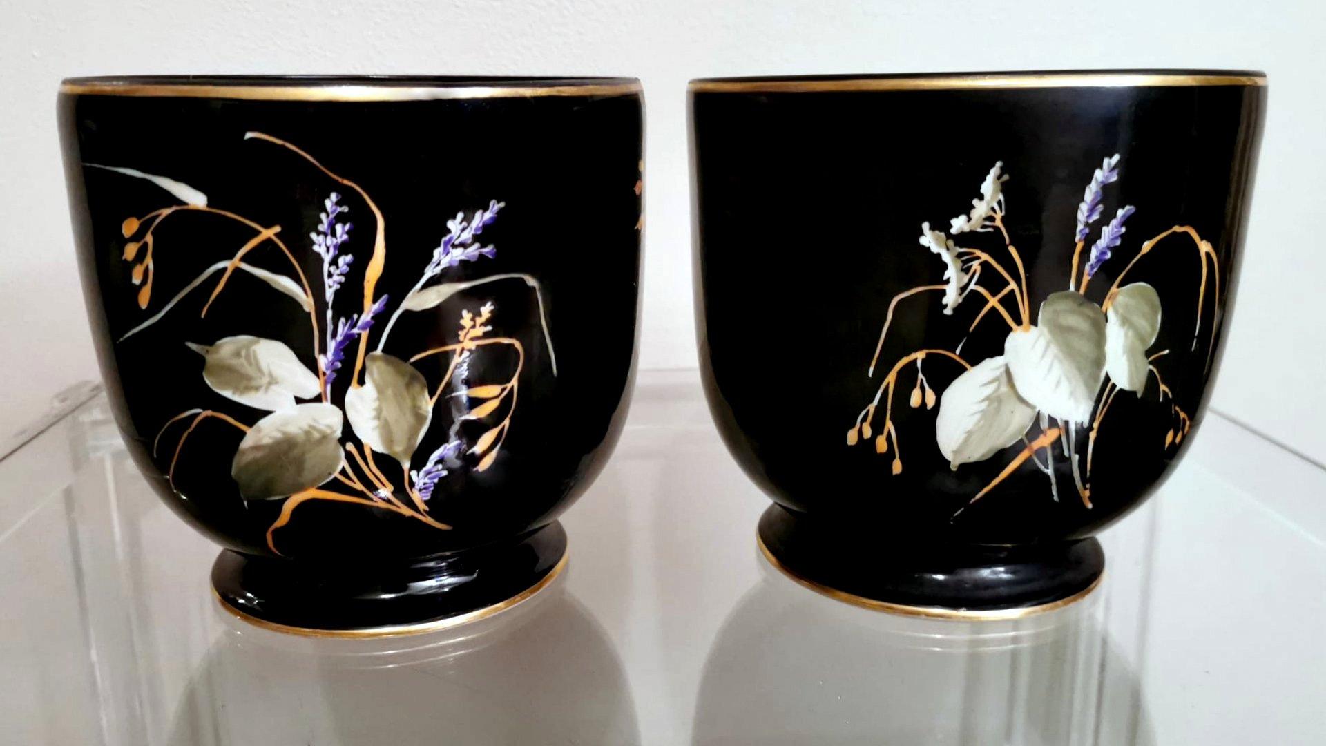 Paire de cache-pots Napoléon III en porcelaine française de Paris peinte à la main 1