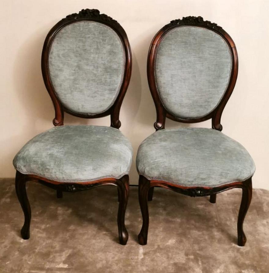 Français Paire de chaises de chambre en bois de sapelli sculpté Napoléon III en vente