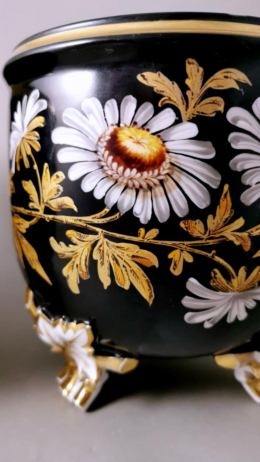 Paire de cache-pots français Napoléon III en porcelaine de Paris peints à la main 4