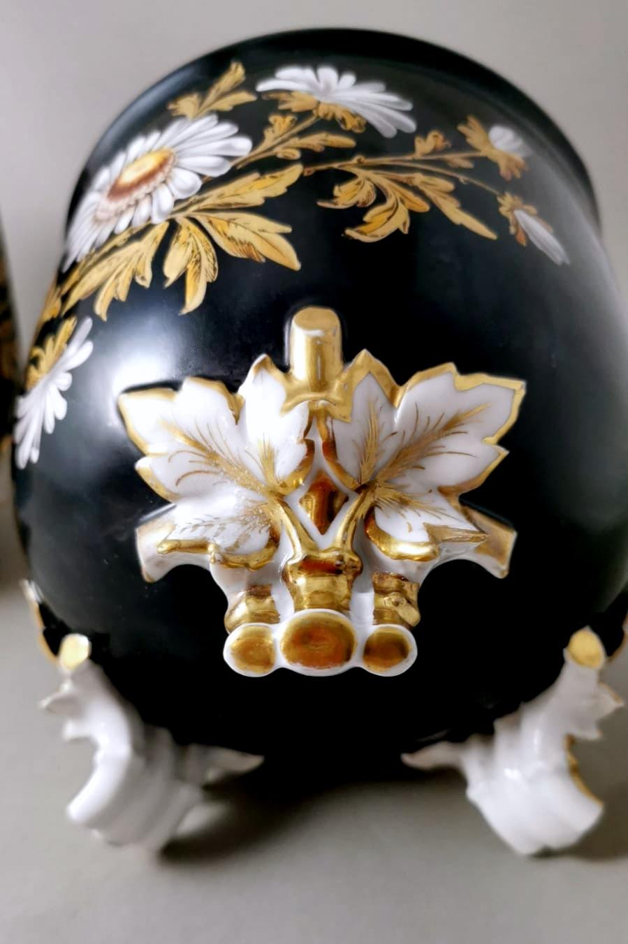 Paire de cache-pots français Napoléon III en porcelaine de Paris peints à la main 7