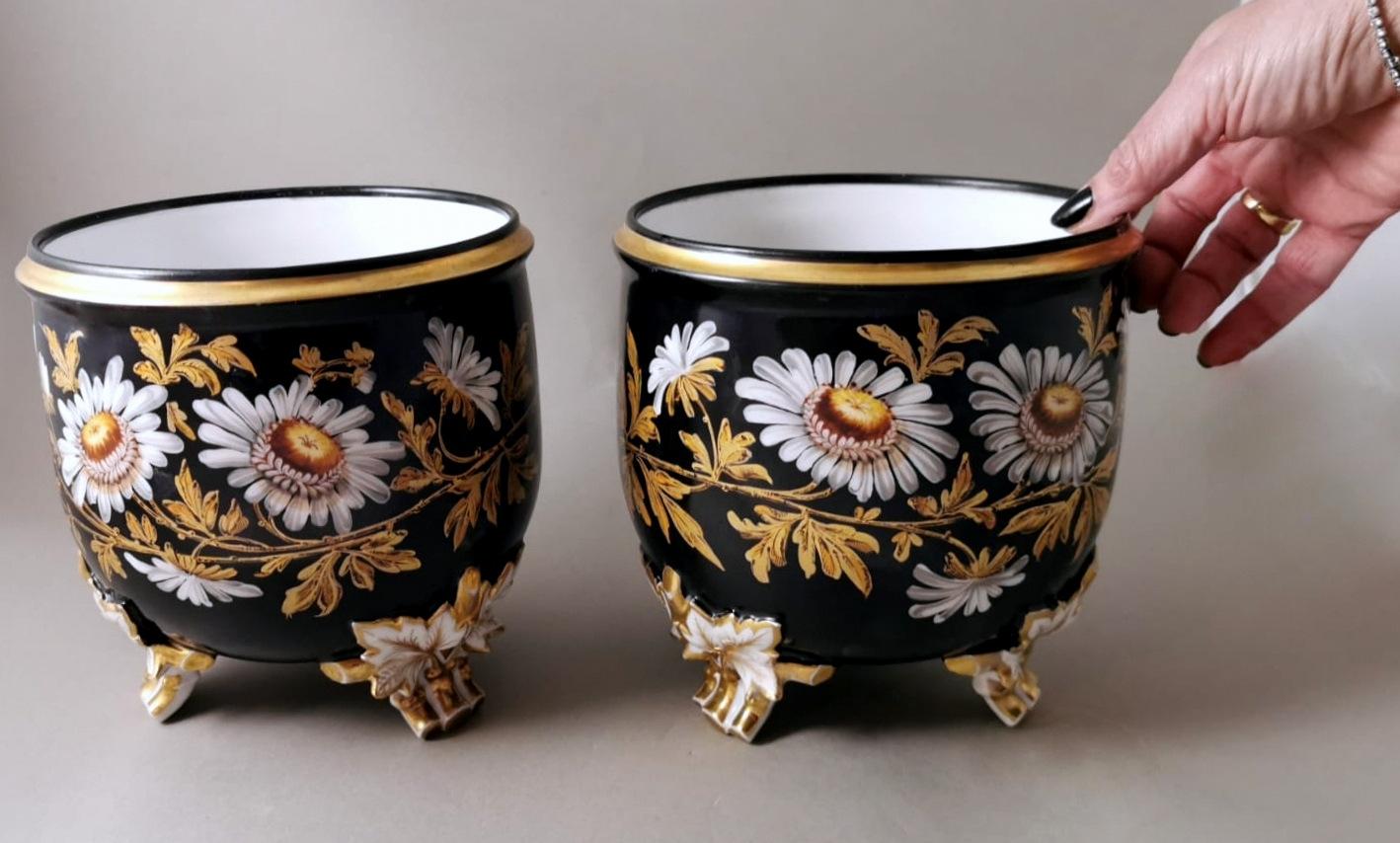Paire de cache-pots français Napoléon III en porcelaine de Paris peints à la main 10