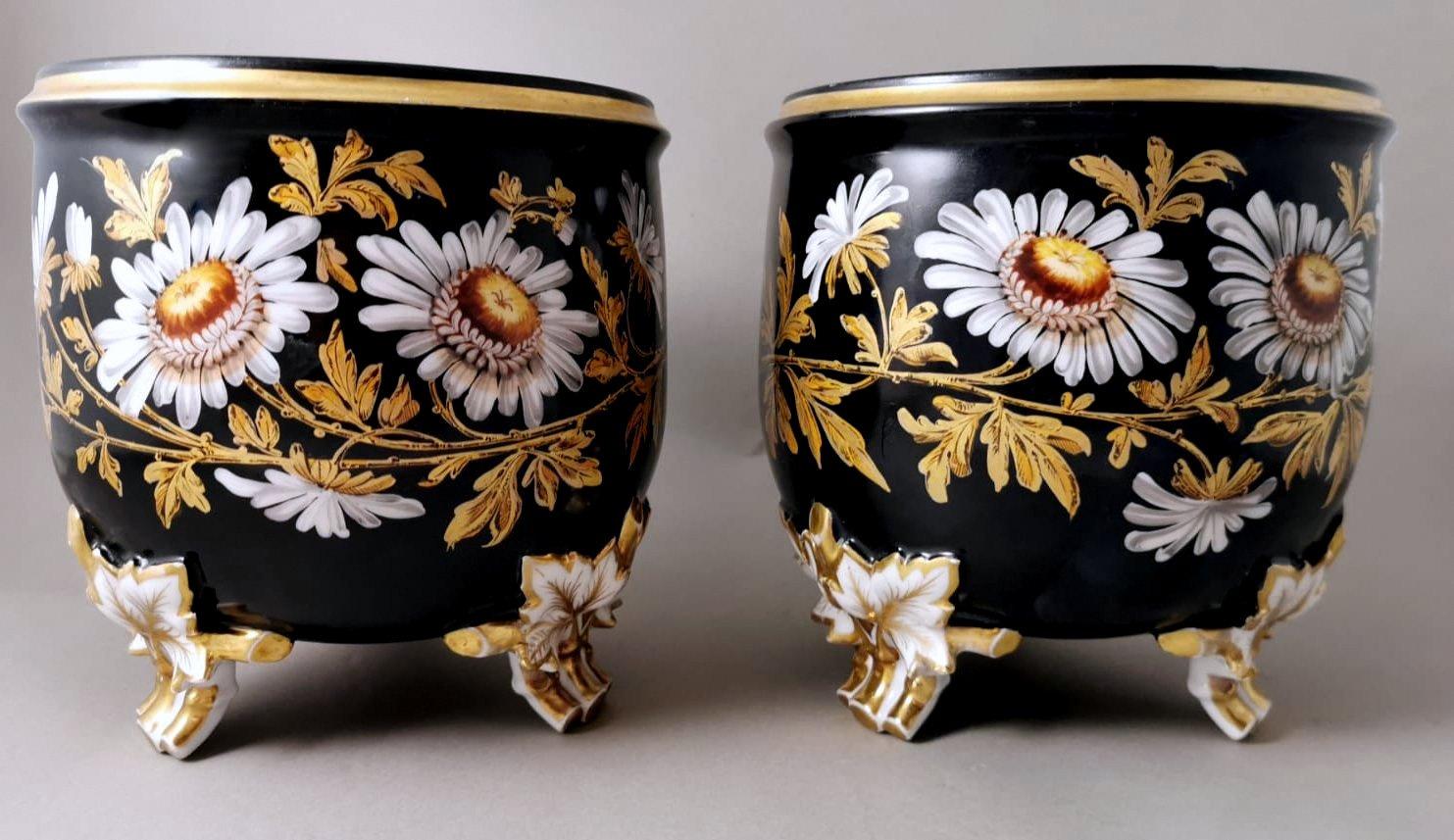 We kindly suggest that you read the whole description, as with it we try to give you detailed technical and historical information to guarantee the authenticity of our objects. Elegant and fine pair of cachepots made of fine French porcelain 