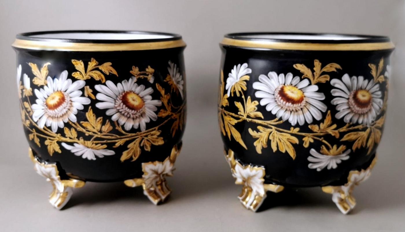 Français Paire de cache-pots français Napoléon III en porcelaine de Paris peints à la main