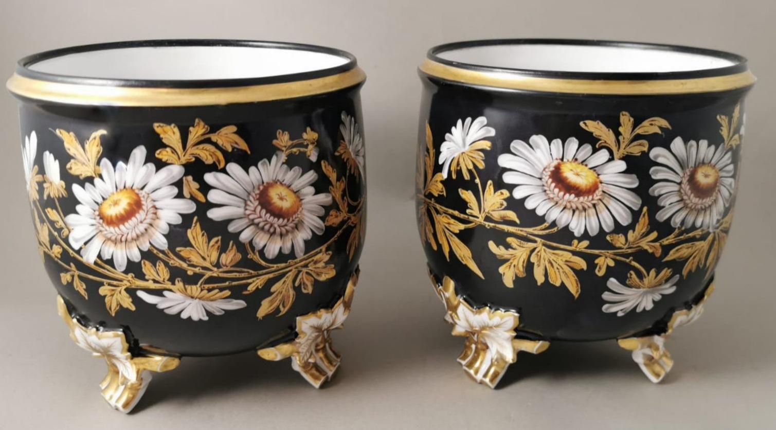 Peint à la main Paire de cache-pots français Napoléon III en porcelaine de Paris peints à la main