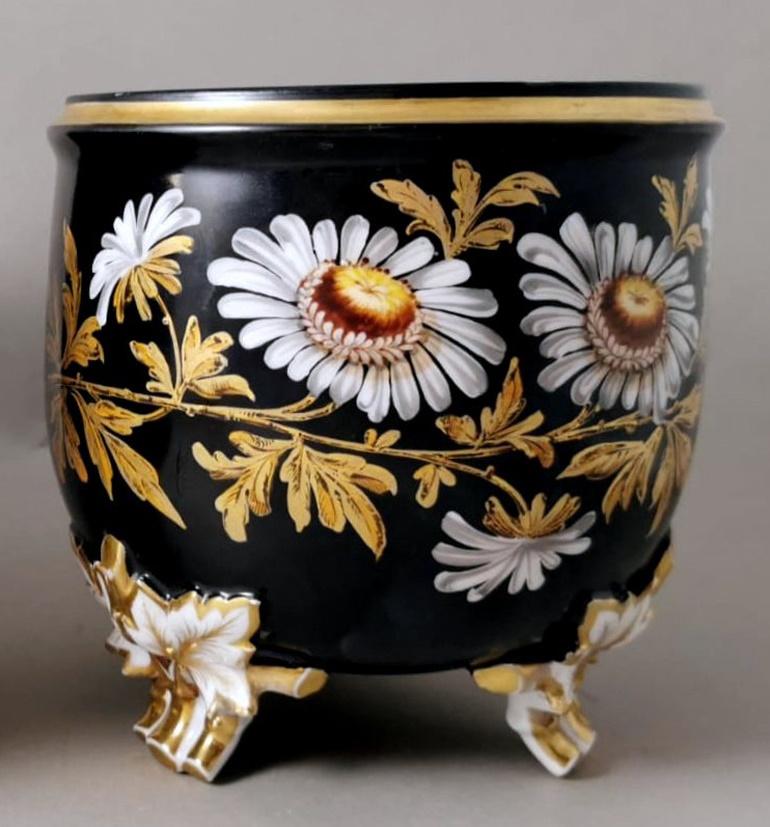 Paire de cache-pots français Napoléon III en porcelaine de Paris peints à la main 1