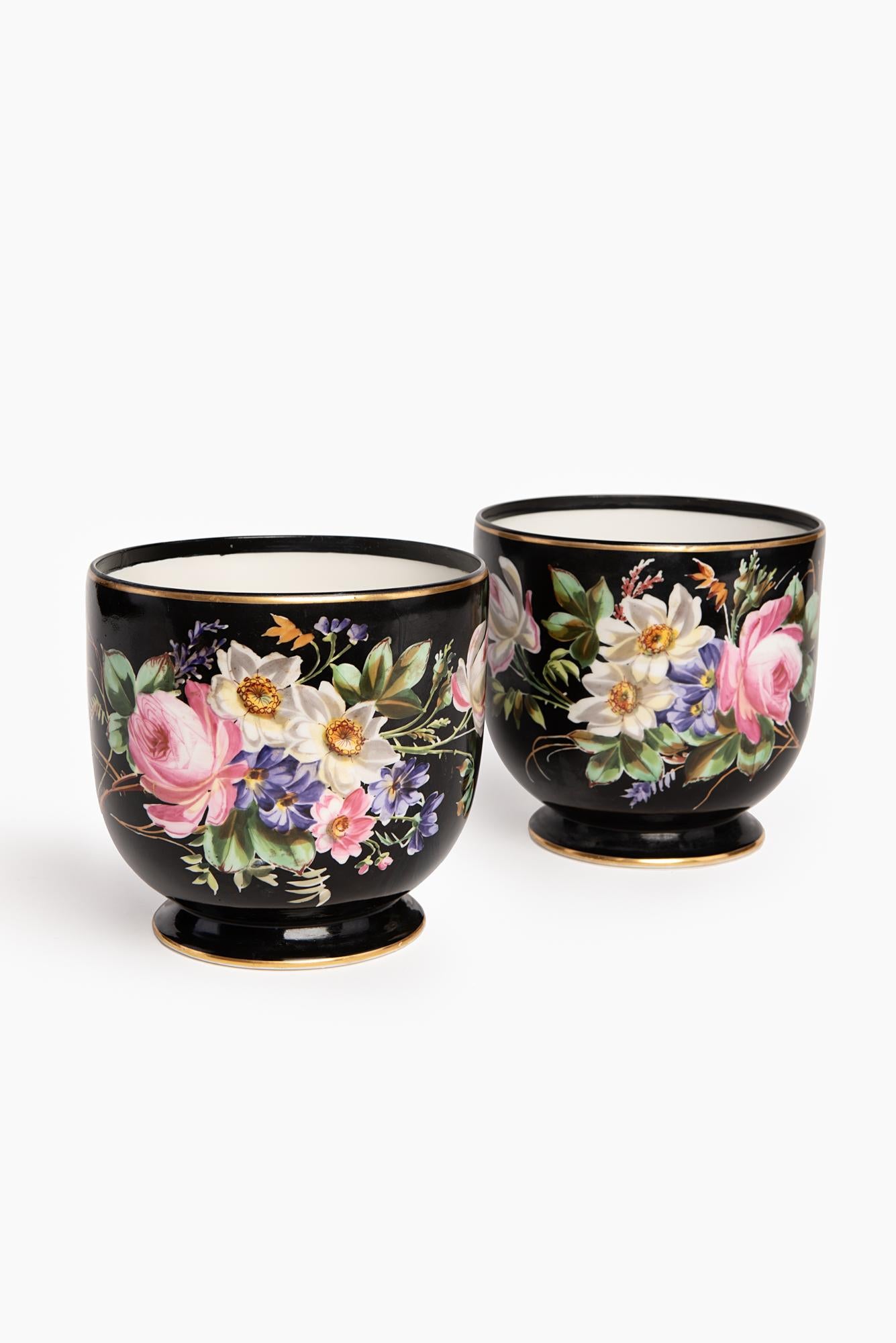 We kindly suggest you read the whole description, because with it we try to give you detailed technical and historical information to guarantee the authenticity of our objects.
Elegant and refined pair of black porcelain cachepots; the delicate