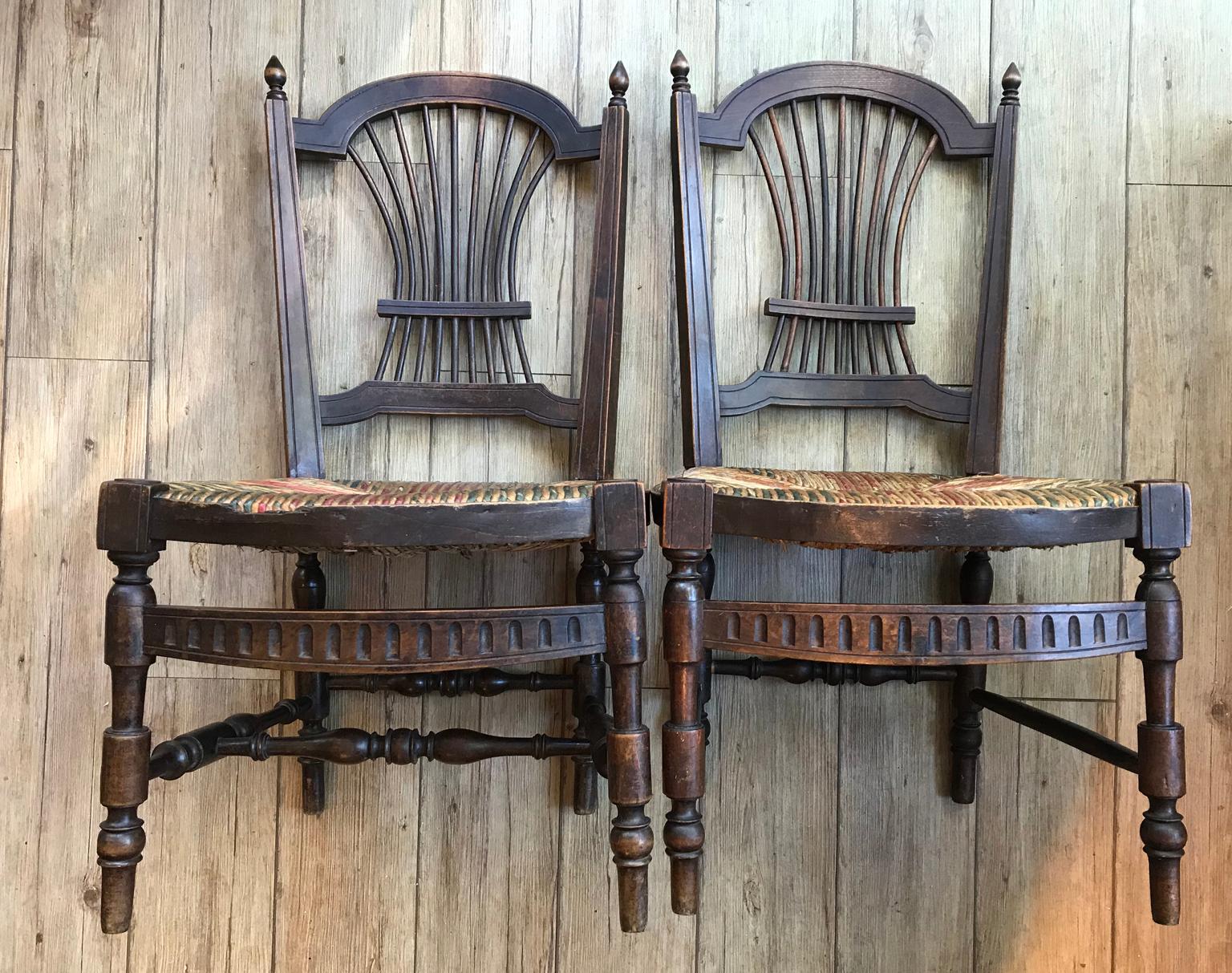 Sehr charmant Holz und Stroh Napoleon III Paar Stroh Stühle, niedrige Sitzgelegenheiten, in einem guten Zustand.
Frankreich 19. Jahrhundert.