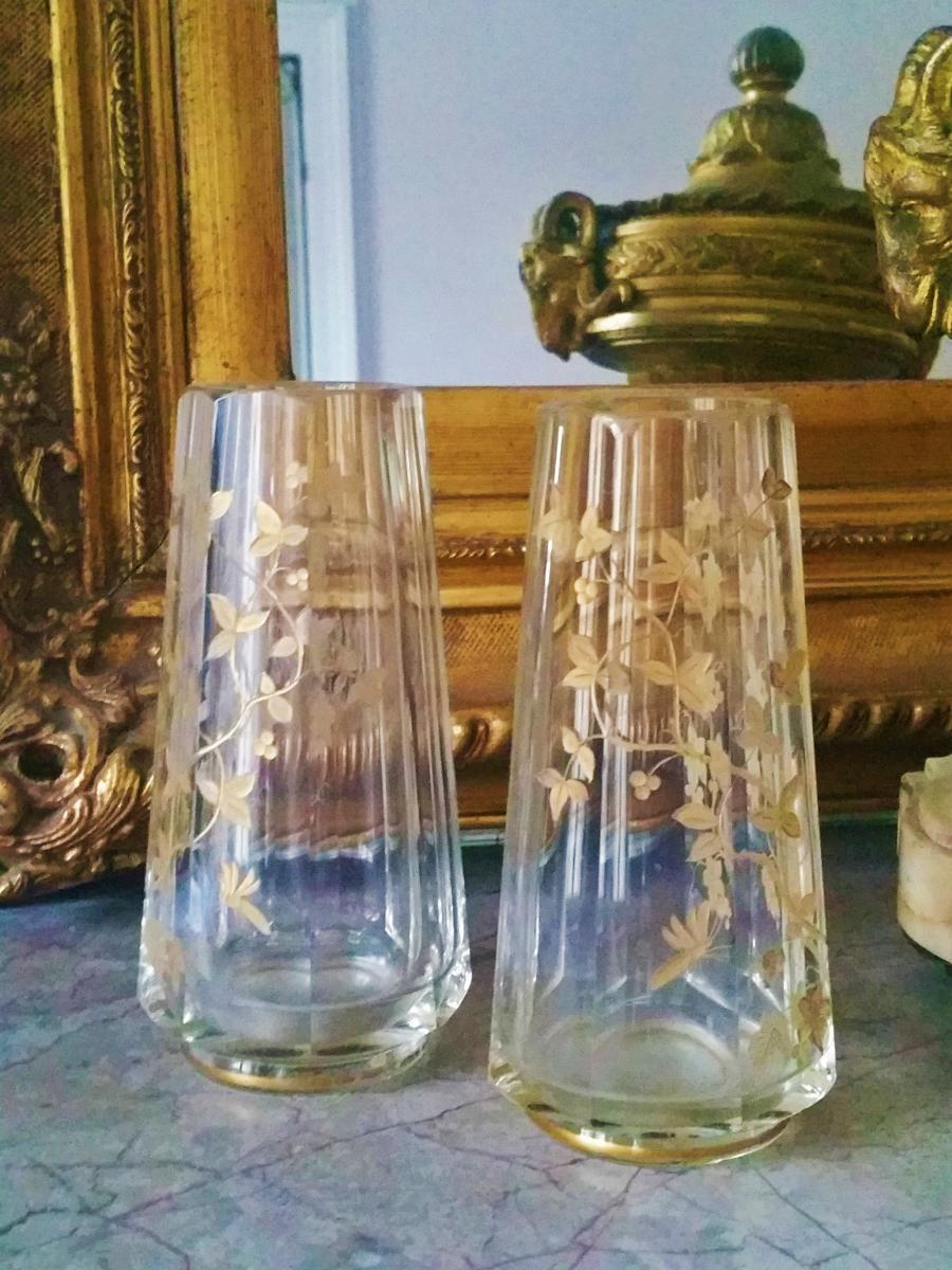 Napoleon III pair of glass bud vases engraved in gold with allegories of the vine, ivies and flying insects, gilding blunt in places especially at the neck with the hexagonal opening ERO.
In a very good general state, no sparkles. More pictures
