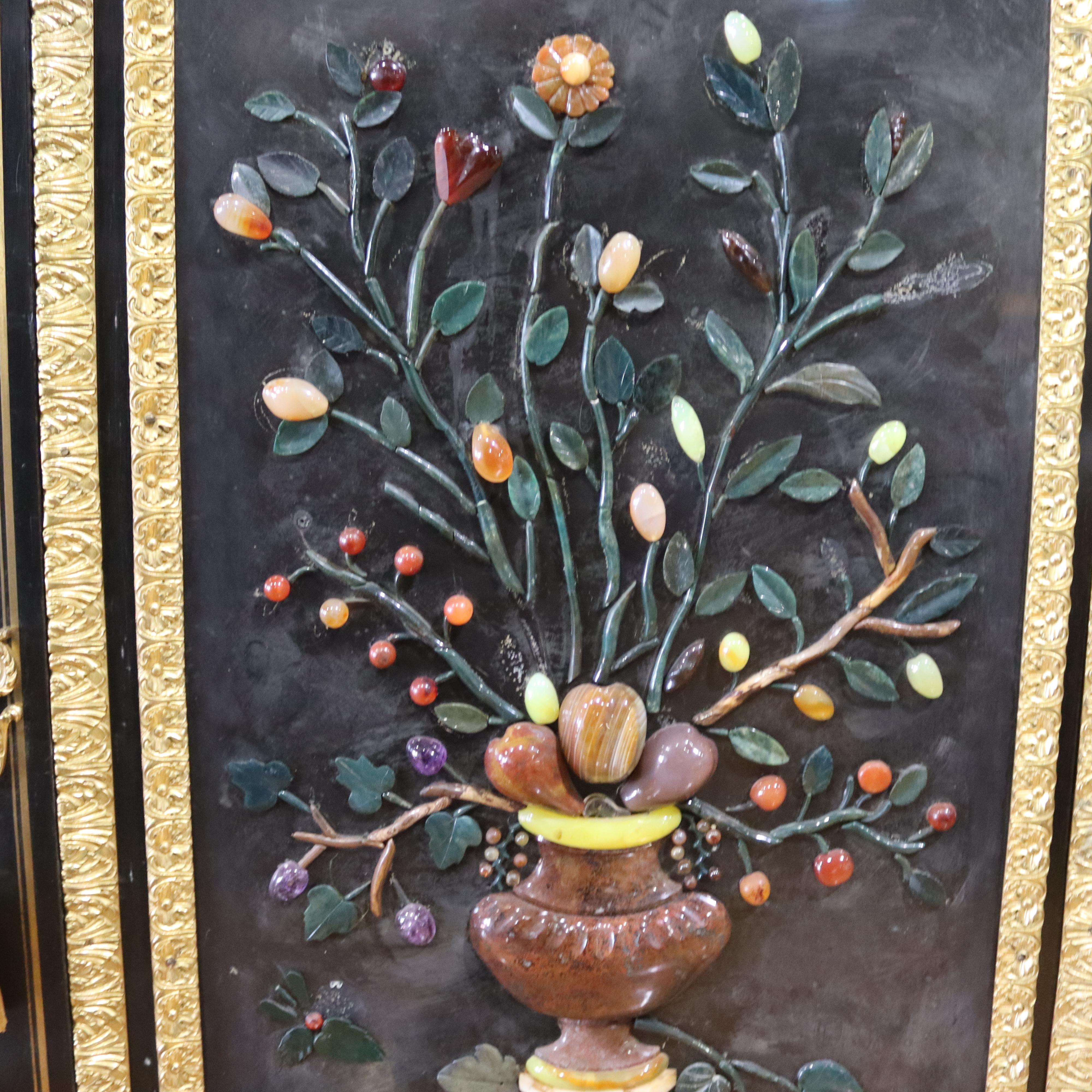 Questo eccezionale gabinetto di palazzo di Napoleone III, creato in Francia durante il XIX secolo, è un notevole esempio della lussuosa maestria e della raffinatezza artistica associate al periodo del Secondo Impero. Realizzato in legno ebanizzato,