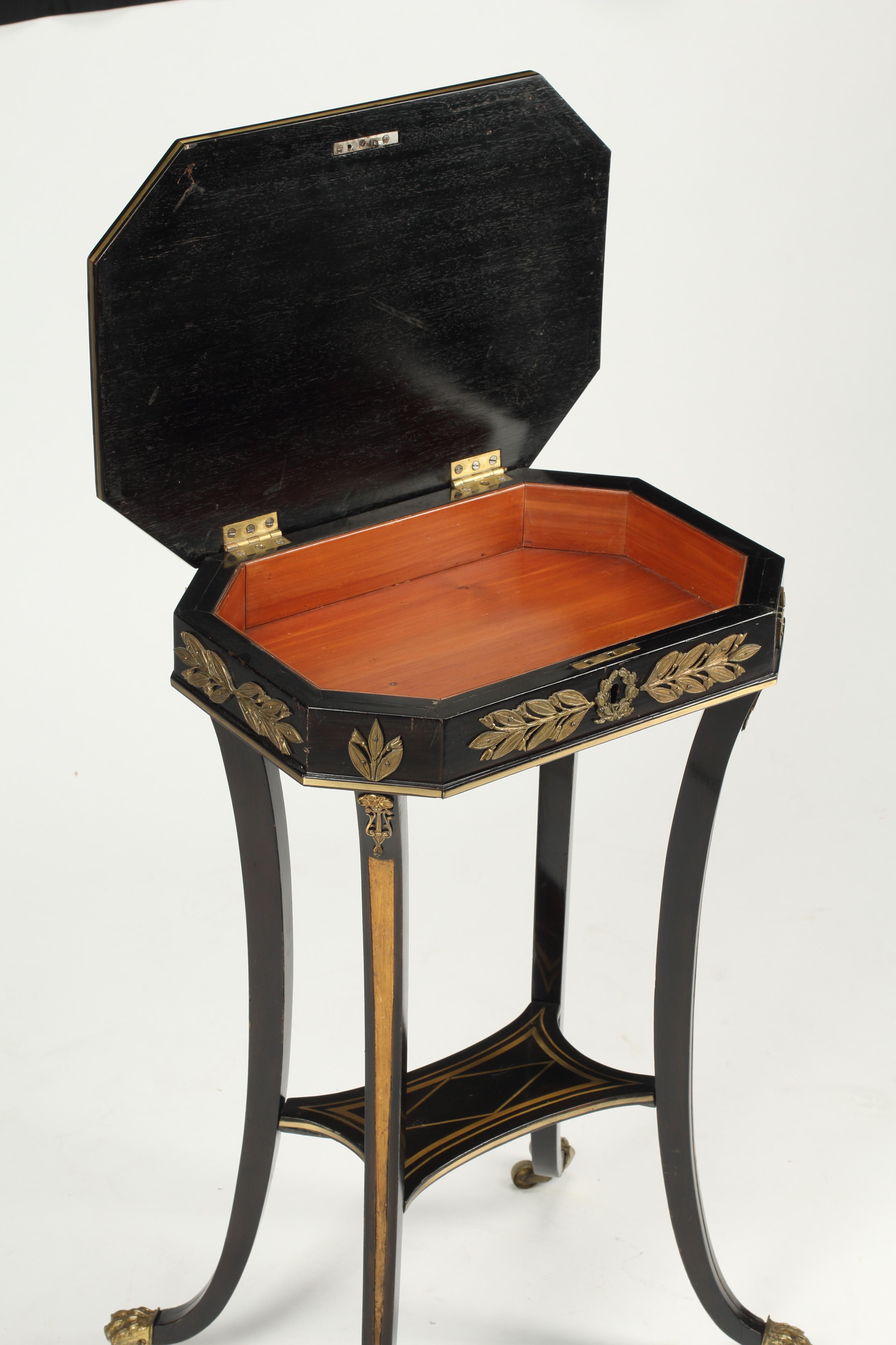 Napoleon III Parcel Vergoldeter Beistelltisch mit Ebenholzfurnier (Napoleon III.) im Angebot