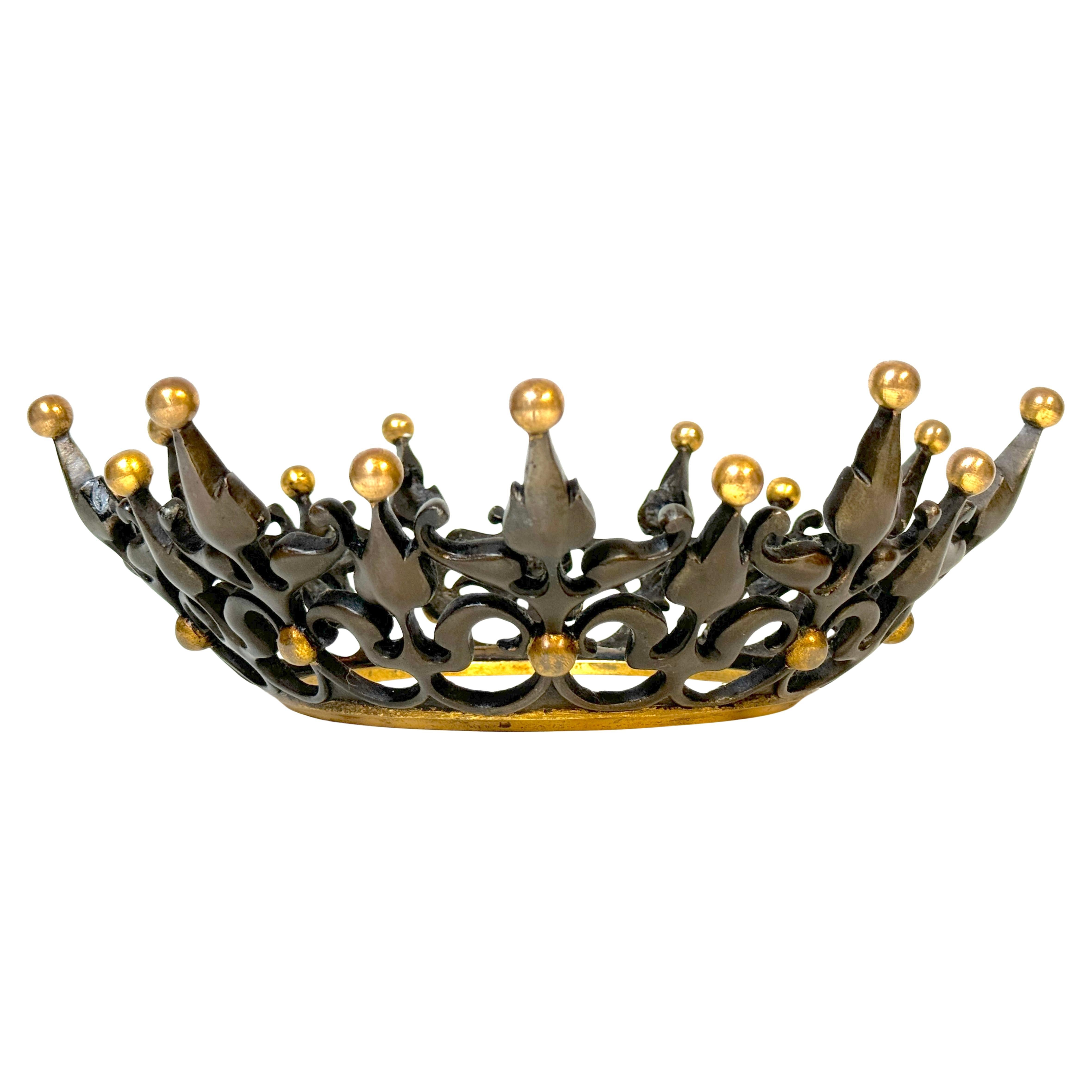 Corona di Napoleone III in bronzo patinato e ormolu, Francia, CIRCA 1870

Una rara e insolita corona di Napoleone III in bronzo patinato e ormolu proveniente dalla Francia, circa 1870. Quest'opera distintiva presenta una classica forma a corona con