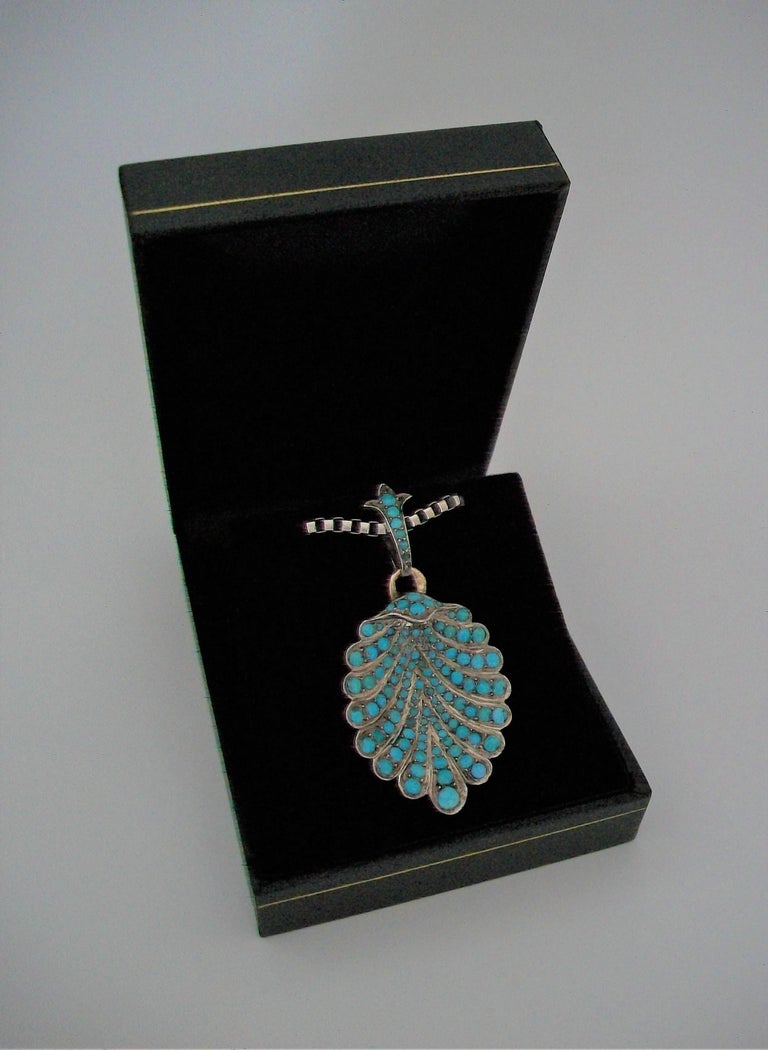 Scallop Shell Pendant Necklace: Pearl with 18k Gold Plating