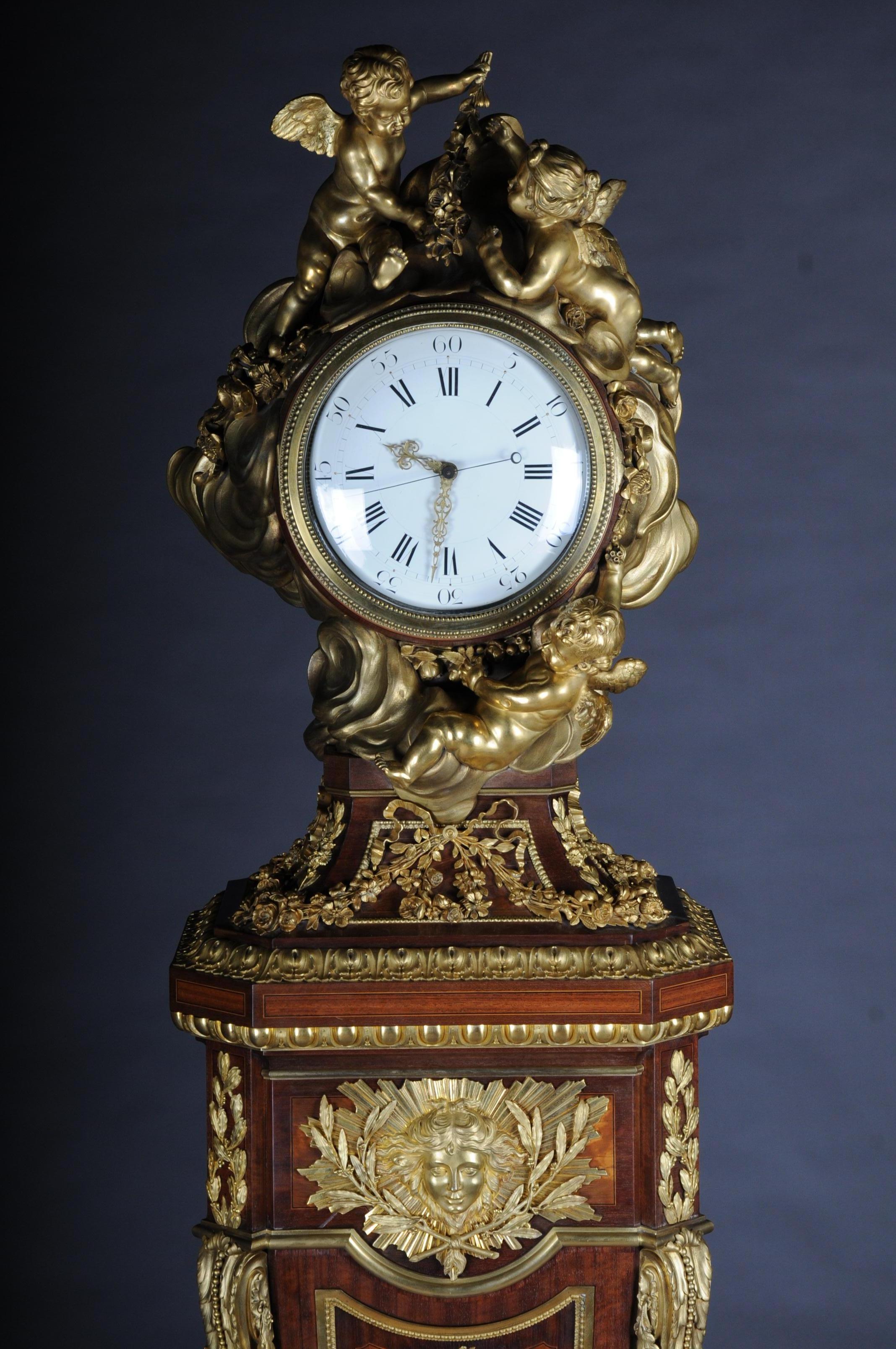 Sculpté à la main Horloge régulateur à piédestal Napoléon III en parquet d'après Jean-Henri Riesener, 1734 en vente