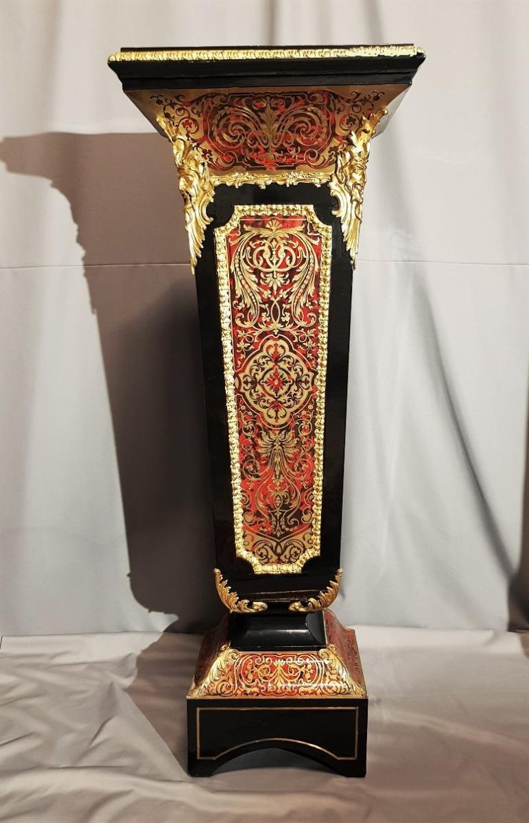 Napoleon III large pedestal column in Boulle marquetry
Large ceramics sheath in brass marquetry and tortoiseshell, with foliage patterns, scrolls and interlacing. Beautiful ornamentation of gilt bronze with ingot molds, fauns. Marquetry on the 3