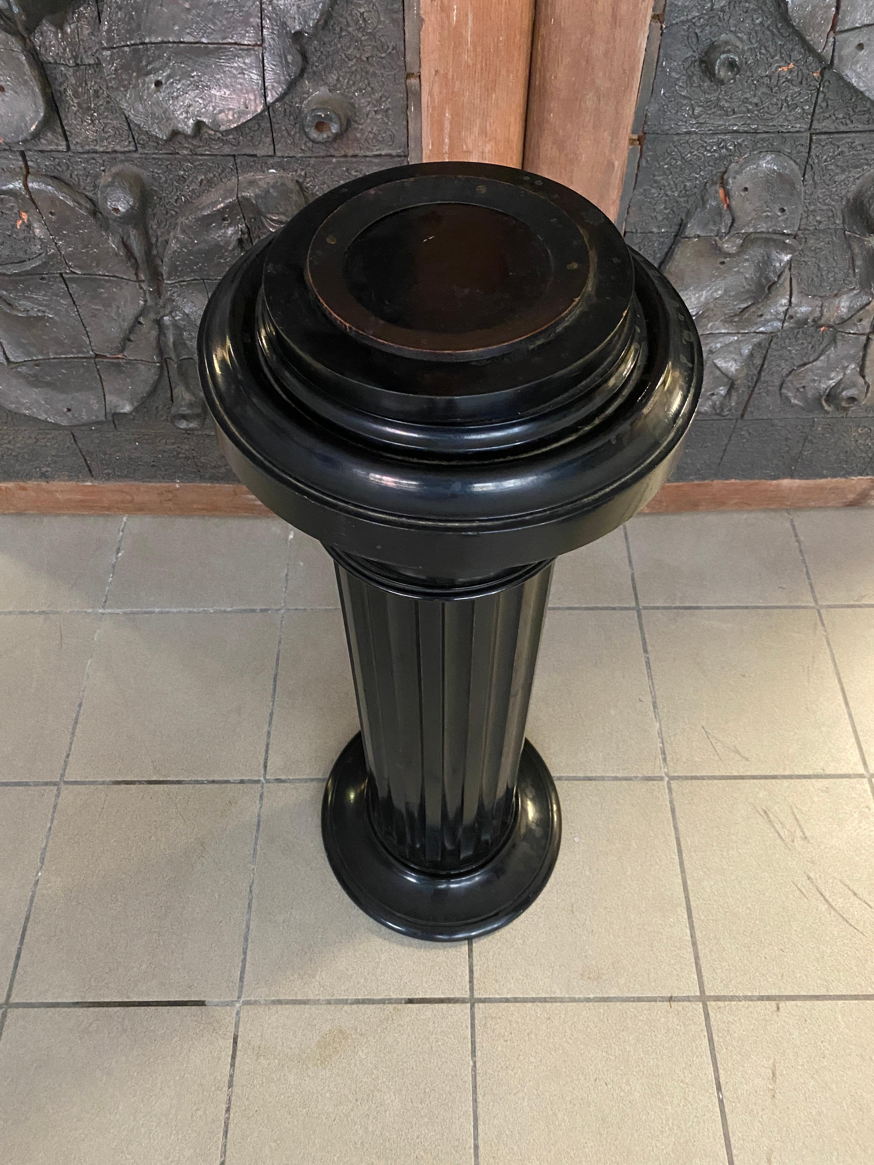 French Napoleon III Pedestal in Lacquered Wood, circa 1870 For Sale