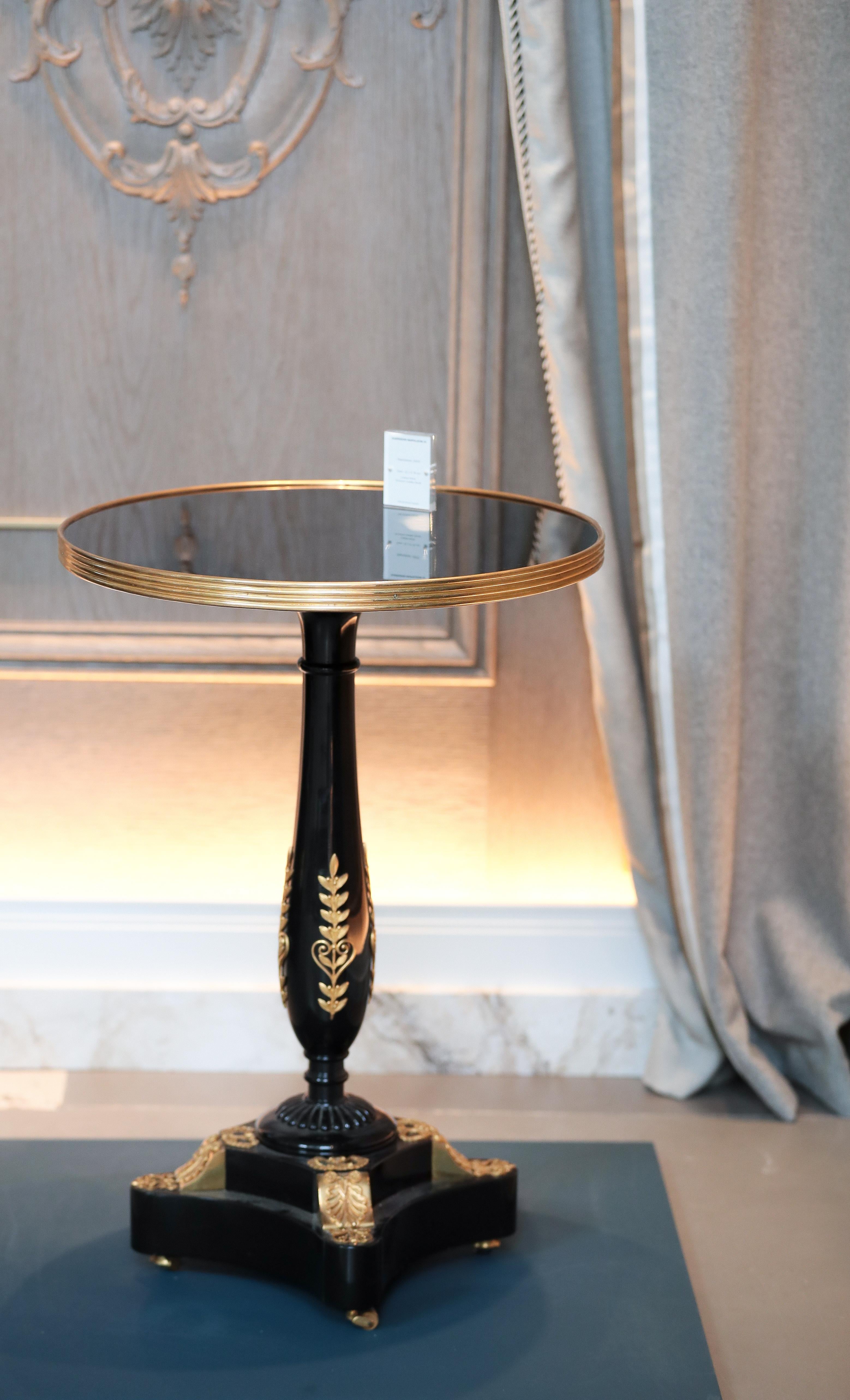 A classic Napoleon III table, coming from Rinck collection.

Details : 

Black lacquered top,
Chased gilt bronze ornaments,
Polished varnish.

 