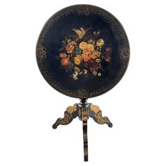 Mesa con pedestal estilo Napoleón III de madera negra con decoración floral pintada