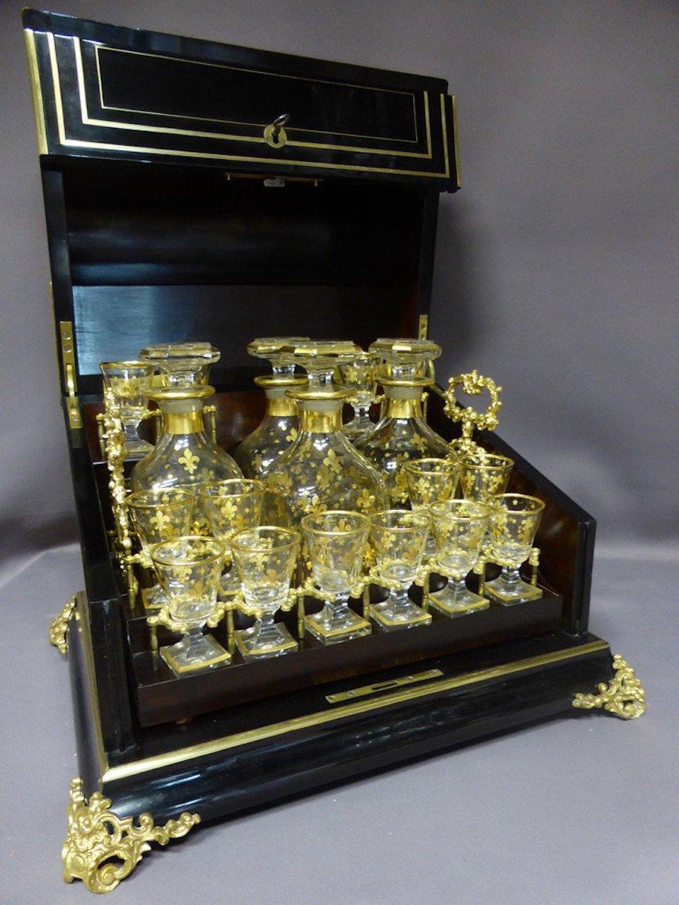 Cave à liqueur d'époque Napoléon III en poirier noirci, bronze et verre Bon état - En vente à LEGNY, FR