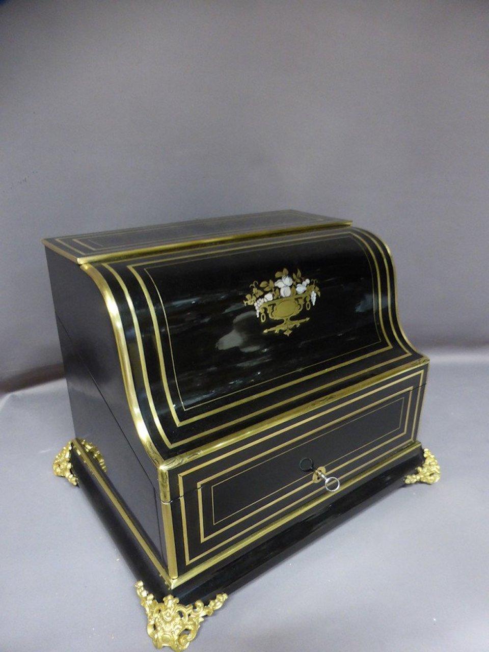Licorera de época Napoleón III de madera de peral ennegrecida, bronce y cristal Fines del siglo XIX en venta