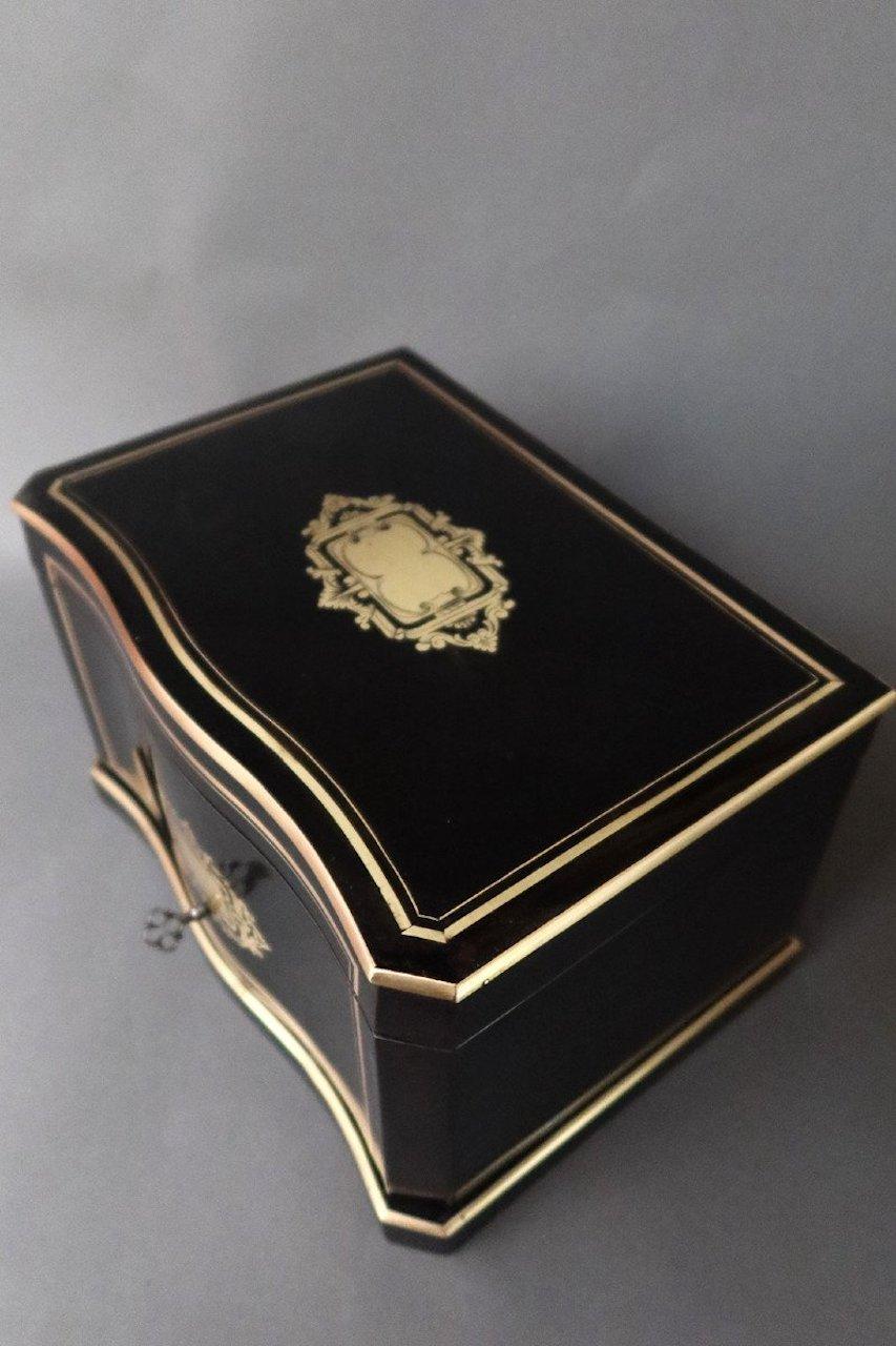Cigar humidor in blackened wood and brass nets XIX. This slightly curved box on the front has four cigar racks and a drawer.
Two brass cartridges adorn the front and top of the cabinet. Very good condition, Napoleon III period.