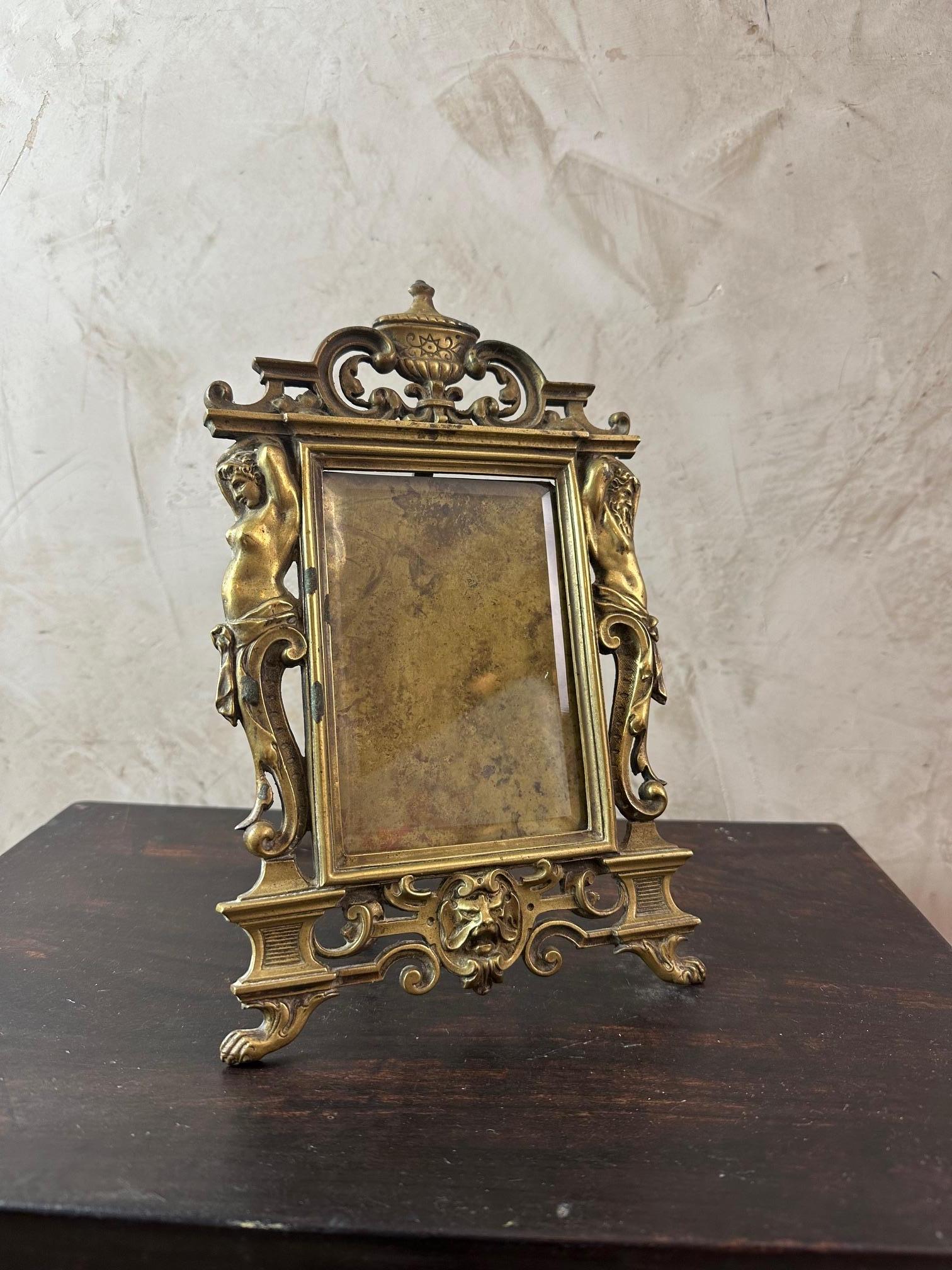 Beautiful bronze frame dating from the Napoleon III period. 
The busts of a man and a woman are represented on each side of the frame. Beautiful decoration of a Medici on the top of the frame and the head of a faun represented on the lower part.