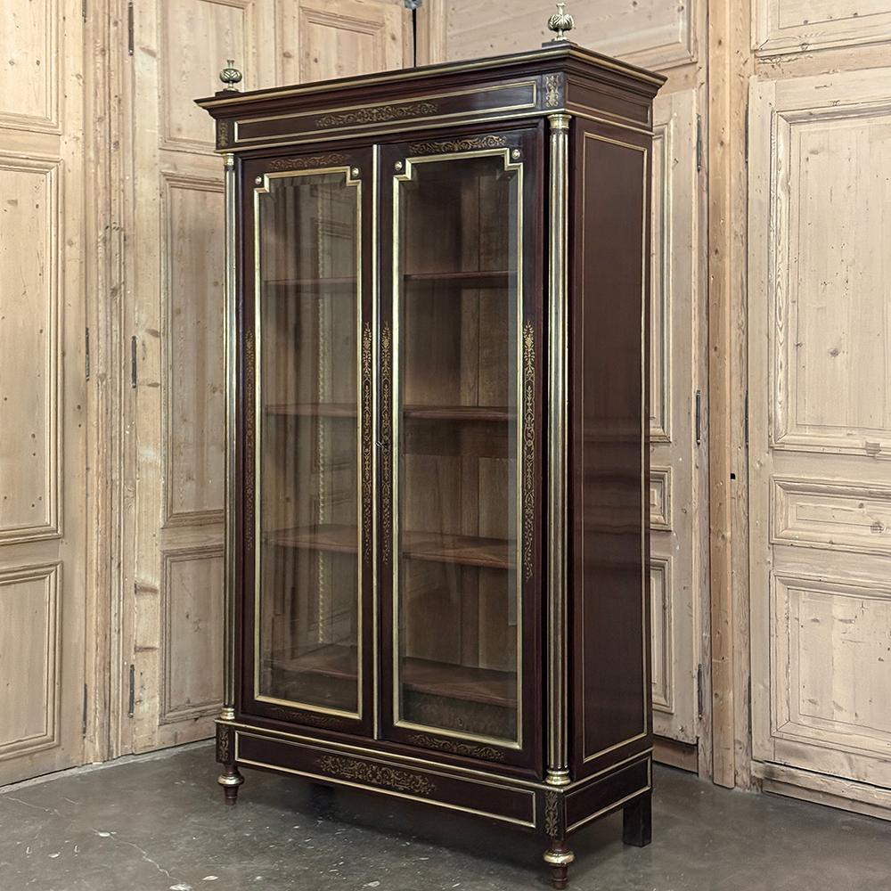 Napoleón III Periodo Francés Luis XVI Librería de Caoba y Bronce ~ Bibliotheque es una obra de arte ejecutada por los maestros artesanos de París durante el reinado del último monarca de Francia.  Los armarios son de caoba exótica importada de