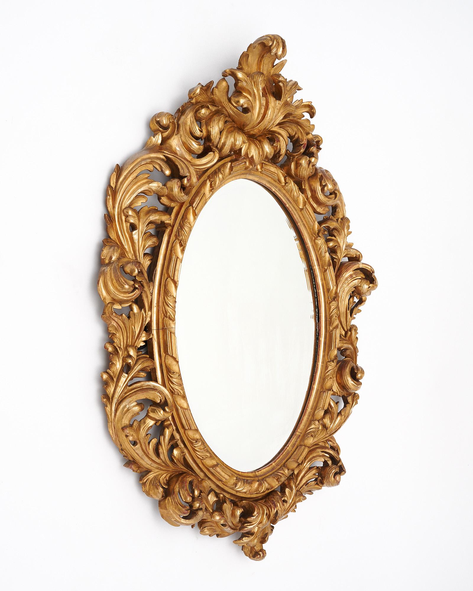 Grande specchio del periodo di Napoleone III in Francia. Questo pezzo risale al XIX secolo, circa 1880. La cornice è realizzata in legno intagliato a mano con un elaborato e ricco decoro di foglie d'acanto. C'è anche una cornice intorno allo