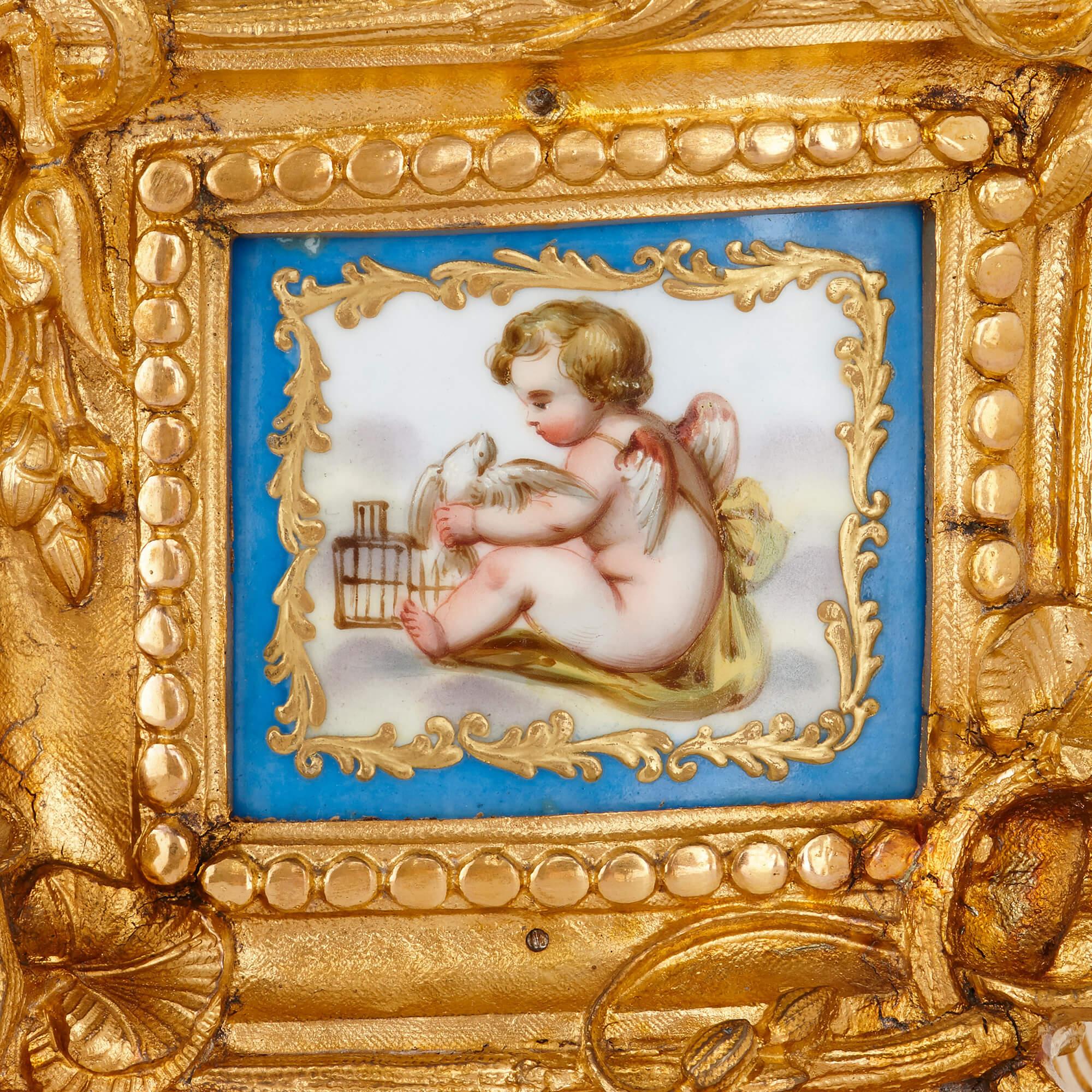 Kaminsimsuhr aus vergoldeter Bronze und Sèvres-Porzellan aus der Zeit Napoleons III. (Vergoldet) im Angebot
