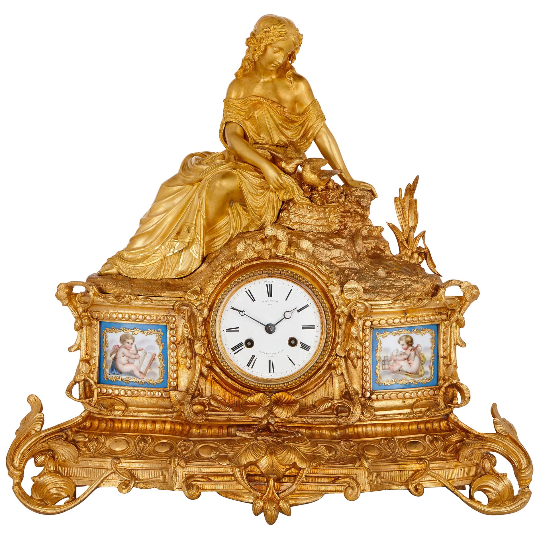 Pendule d'époque Napoléon III en bronze doré et porcelaine de Sèvres