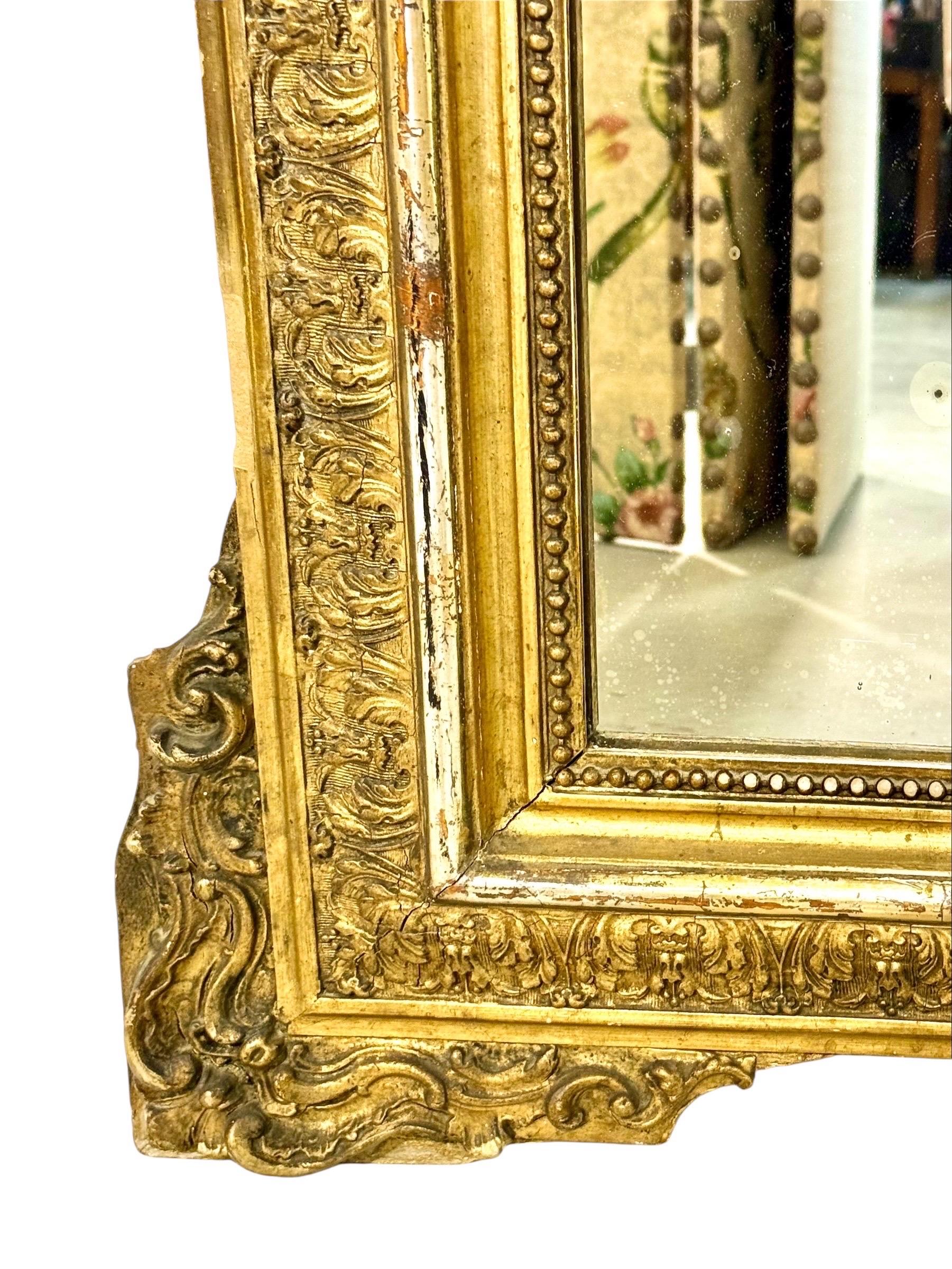 Specchio in legno dorato del periodo Napoleone III con stemma ornato, XIX secolo in vendita 4