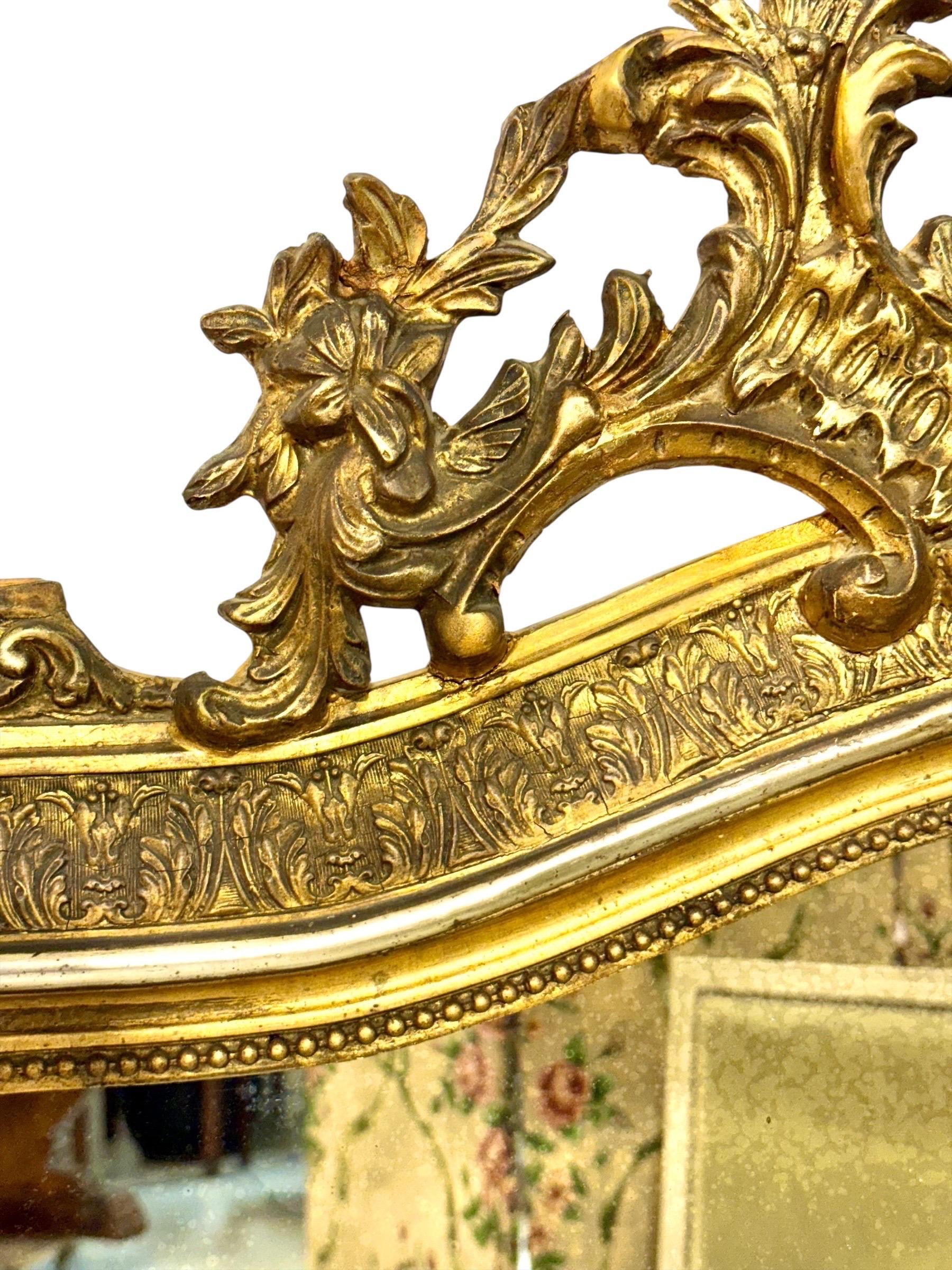 Specchio in legno dorato del periodo Napoleone III con stemma ornato, XIX secolo in vendita 5