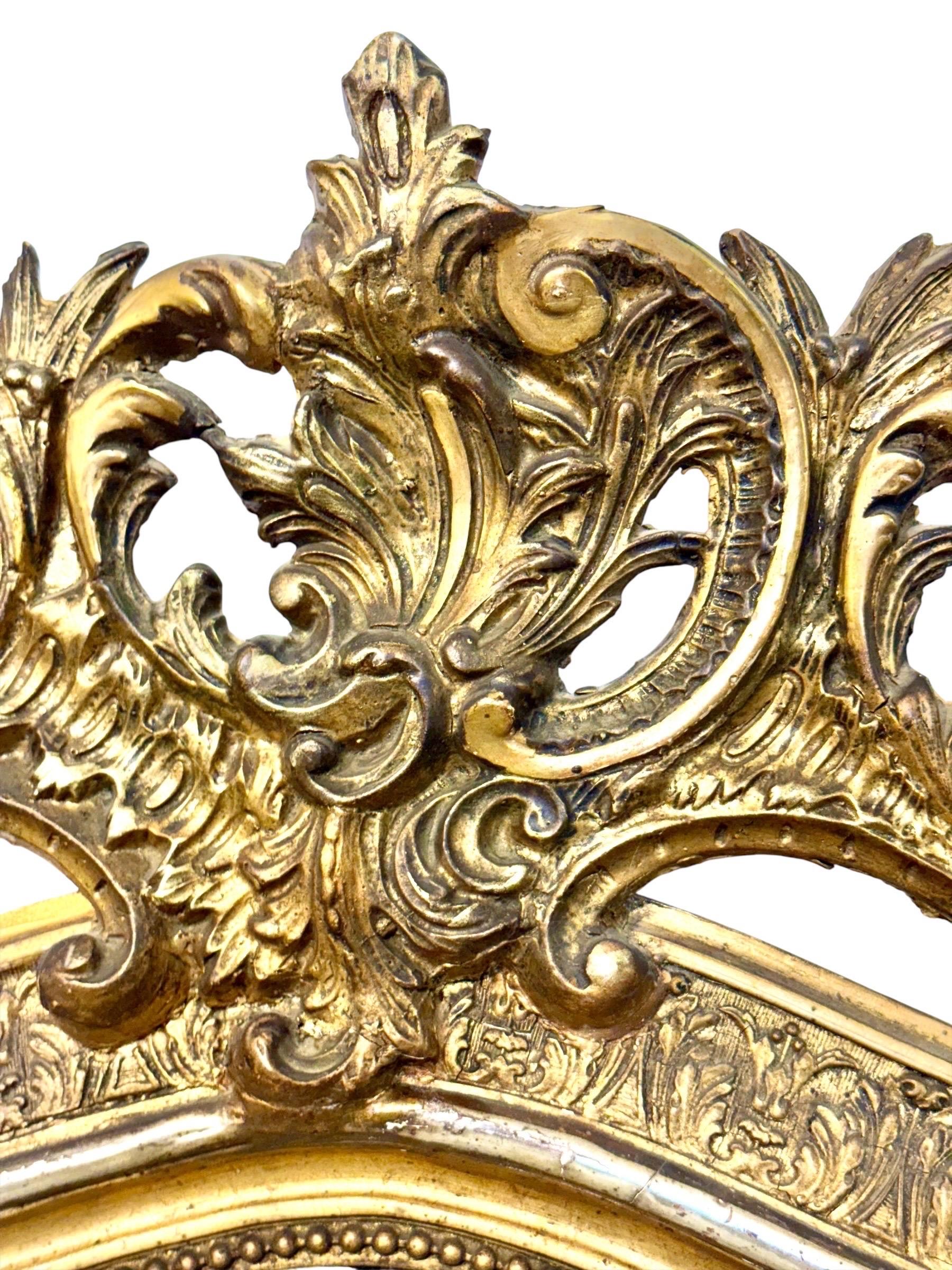 Francese Specchio in legno dorato del periodo Napoleone III con stemma ornato, XIX secolo in vendita
