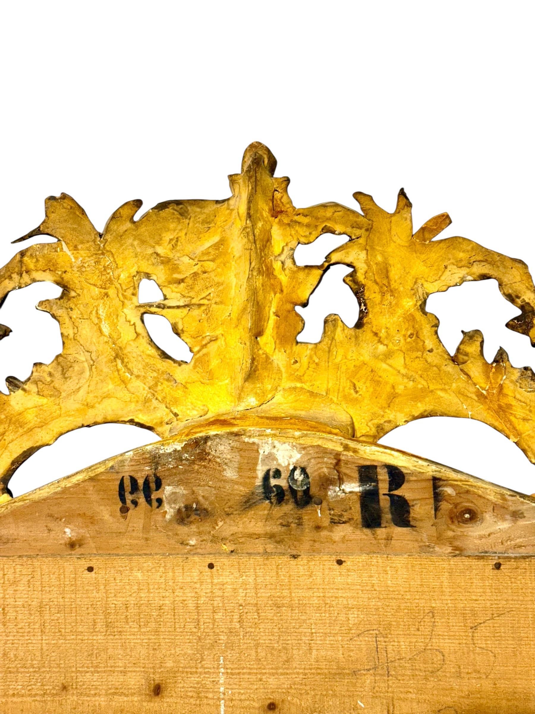 Dorato Specchio in legno dorato del periodo Napoleone III con stemma ornato, XIX secolo in vendita