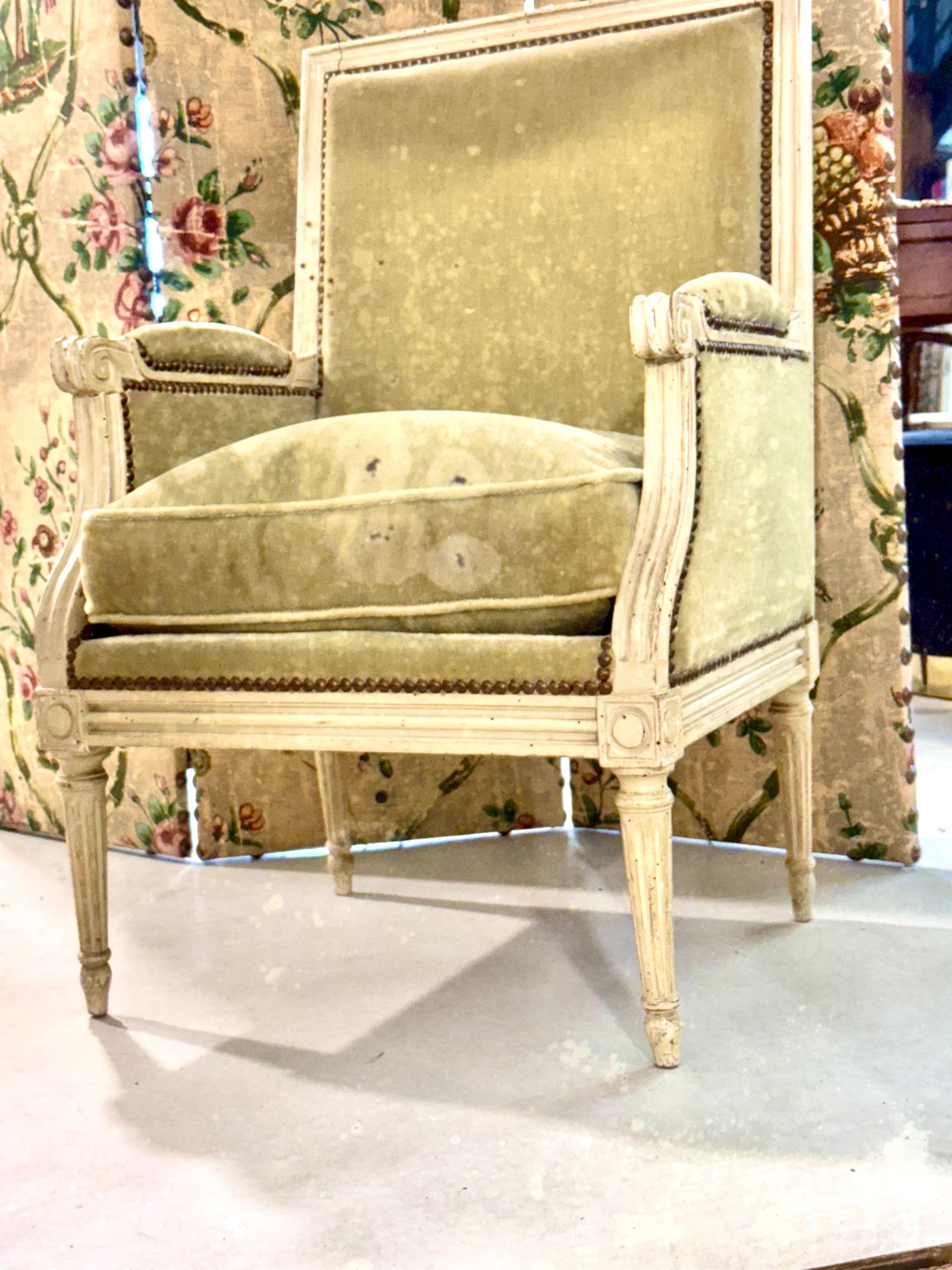 Specchio in legno dorato del periodo Napoleone III con stemma ornato, XIX secolo In condizioni buone in vendita a LA CIOTAT, FR
