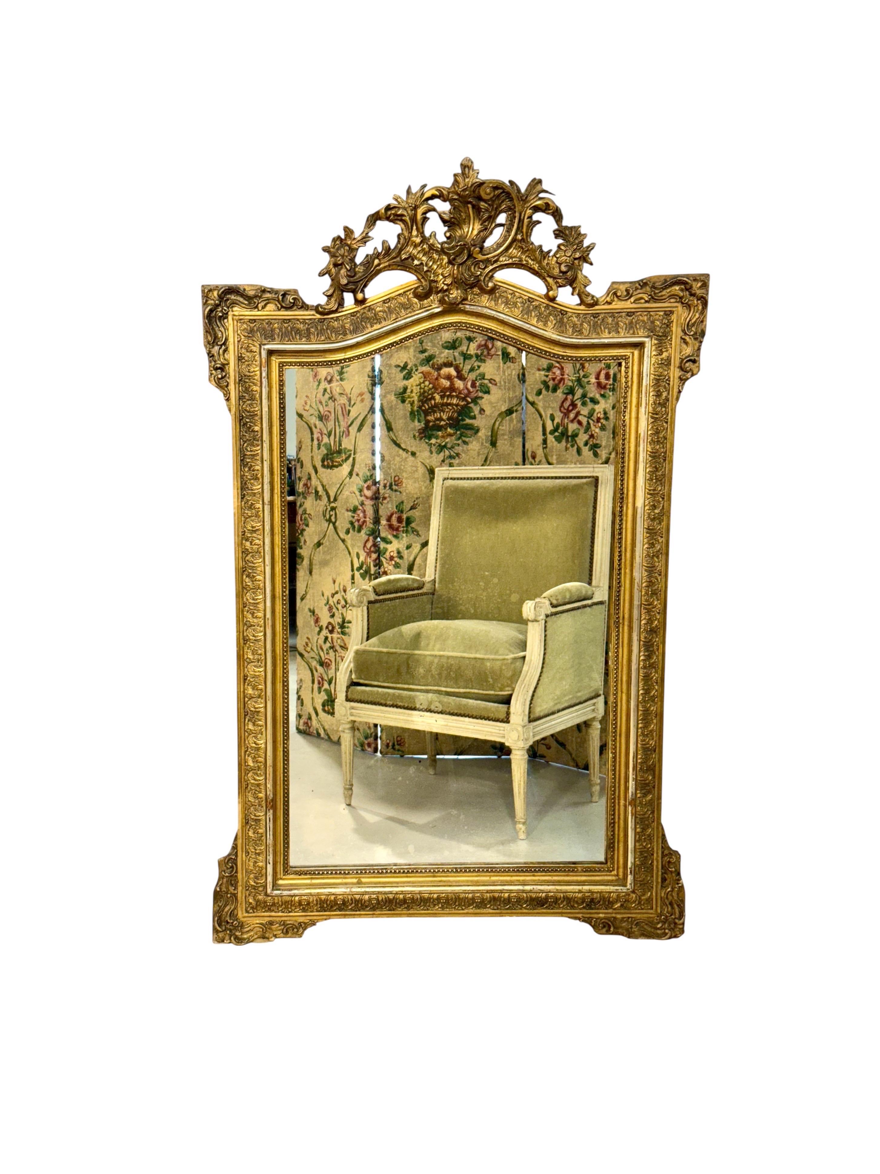 Specchio in legno dorato del periodo Napoleone III con stemma ornato, XIX secolo in vendita 1