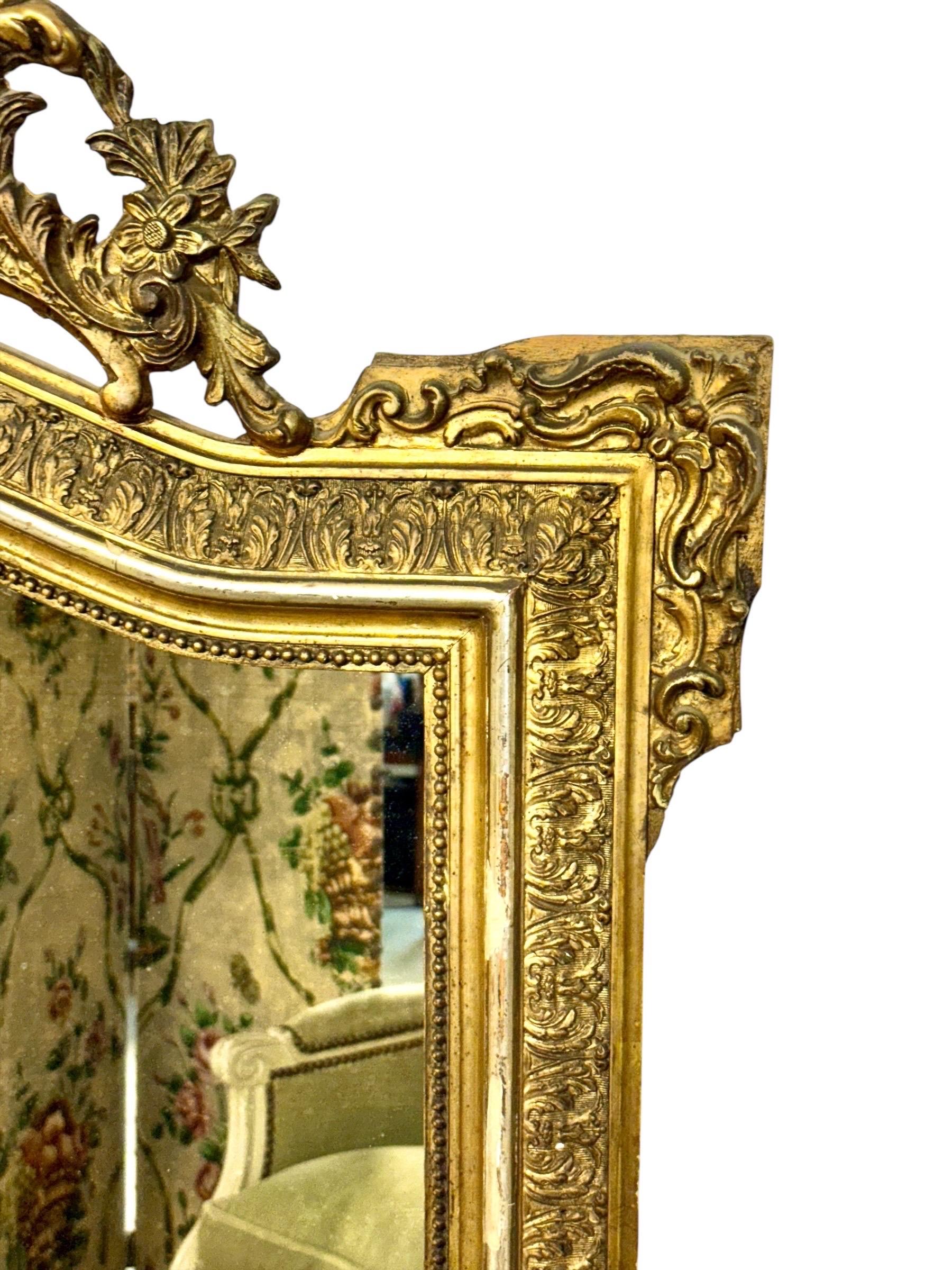 Specchio in legno dorato del periodo Napoleone III con stemma ornato, XIX secolo in vendita 2