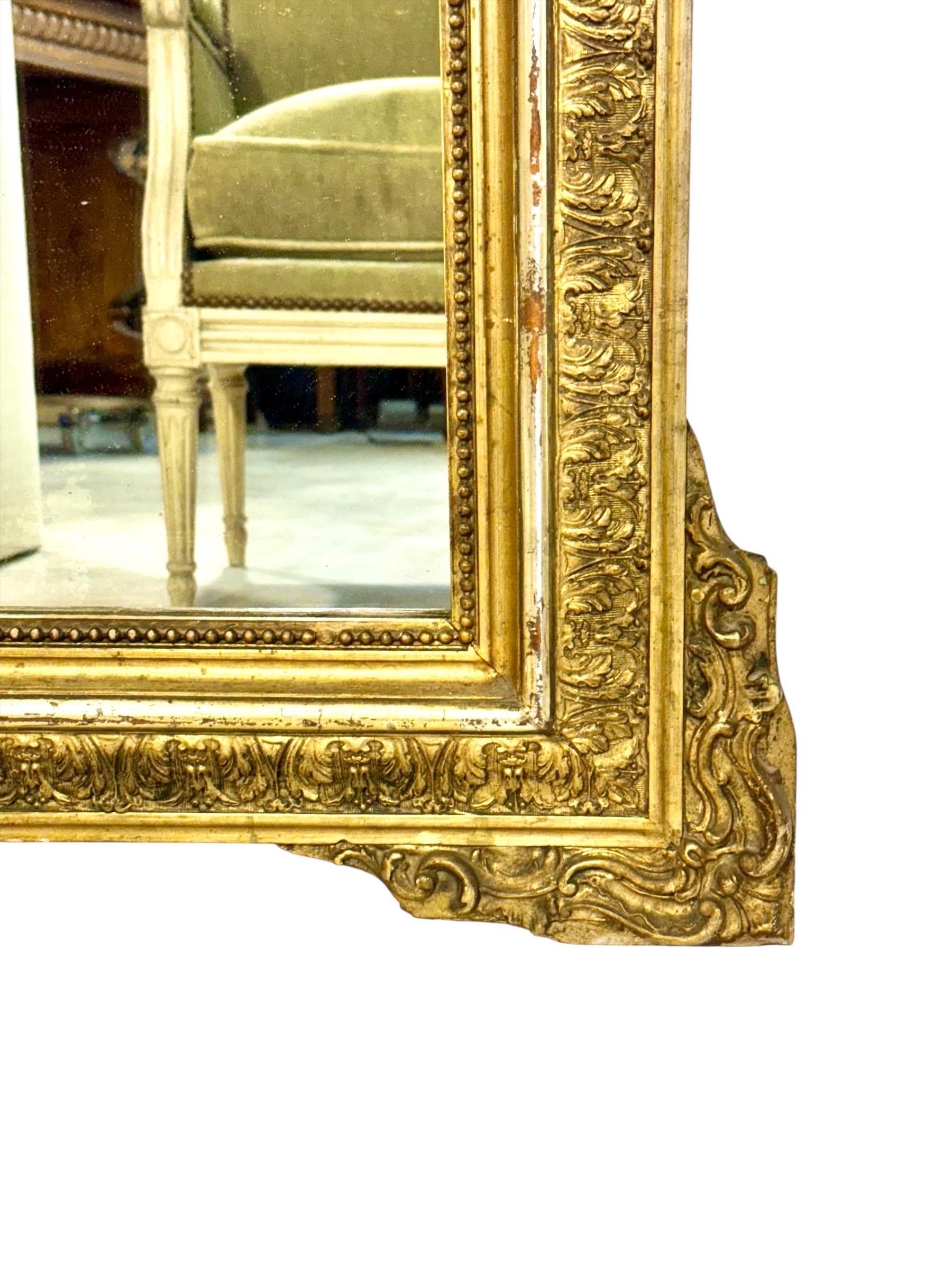 Specchio in legno dorato del periodo Napoleone III con stemma ornato, XIX secolo in vendita 3