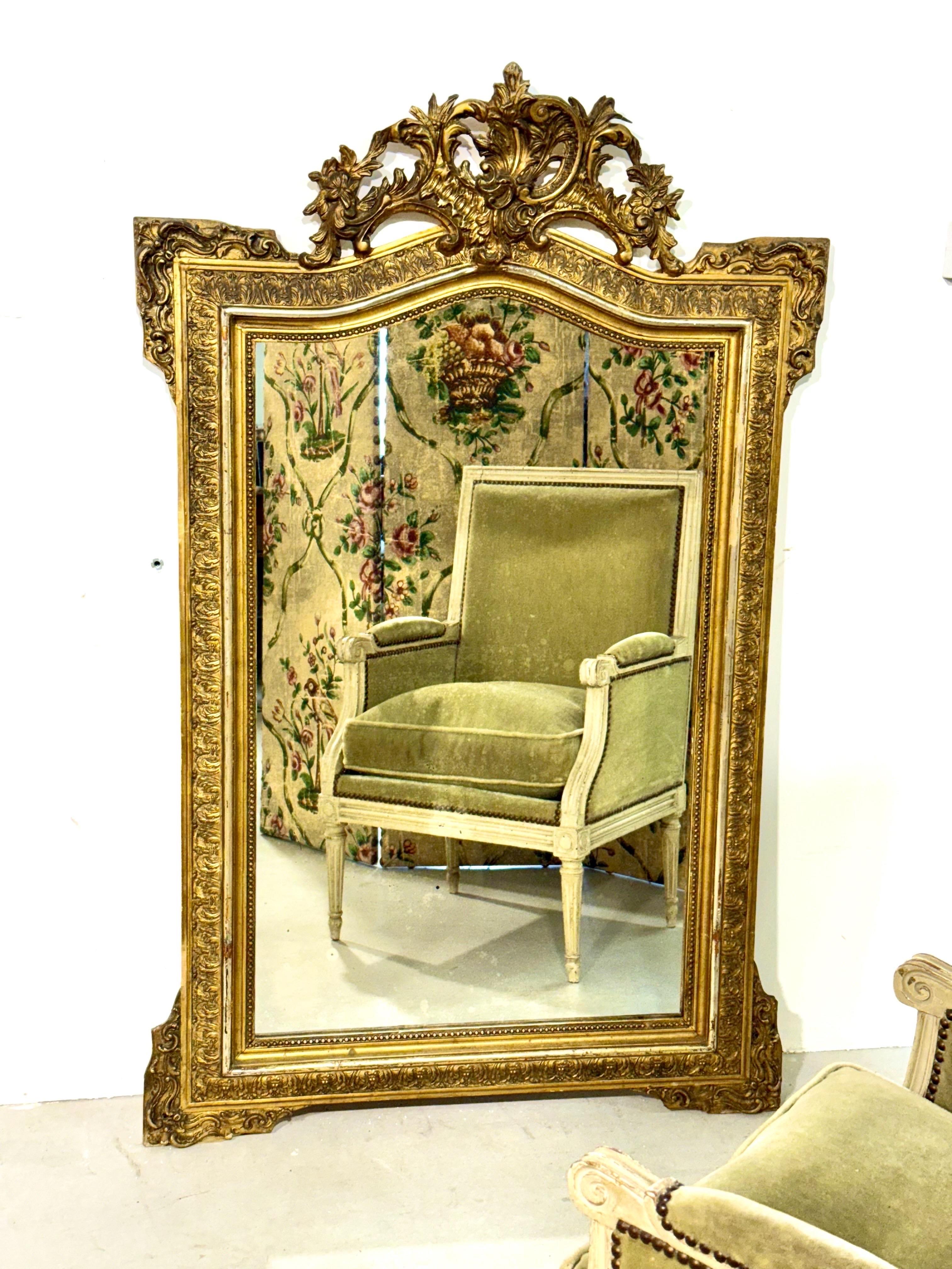 Specchio in legno dorato del periodo Napoleone III con stemma ornato, XIX secolo in vendita