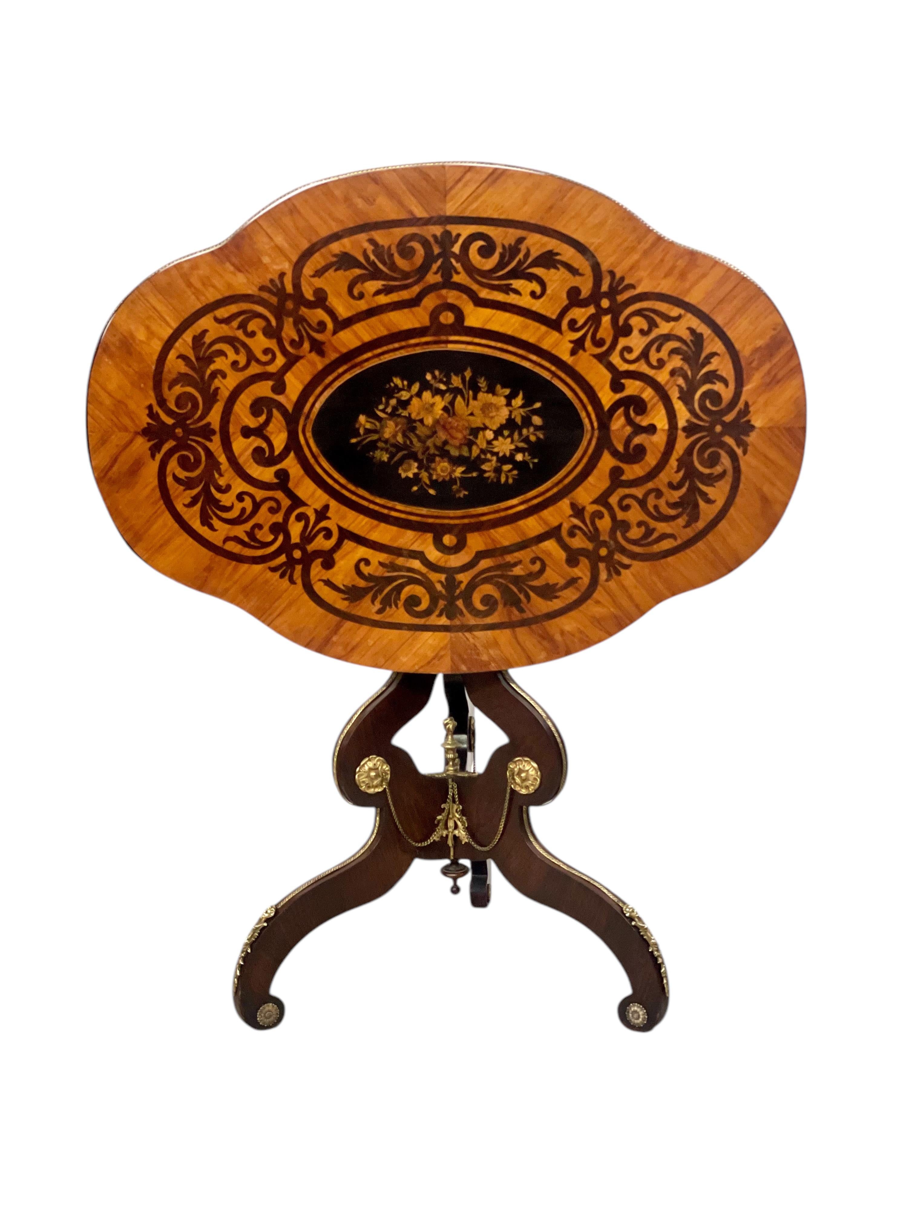Tavolo intarsiato del periodo Napoléon III con ornamenti in ottone dorato in vendita 2