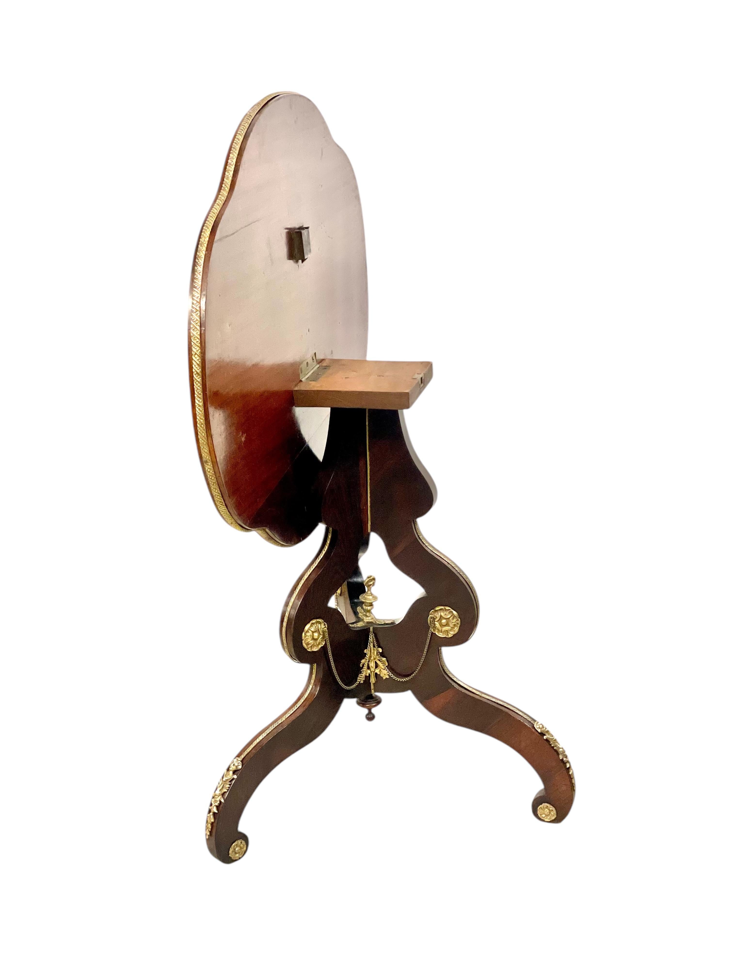 Tavolo intarsiato del periodo Napoléon III con ornamenti in ottone dorato in vendita 3