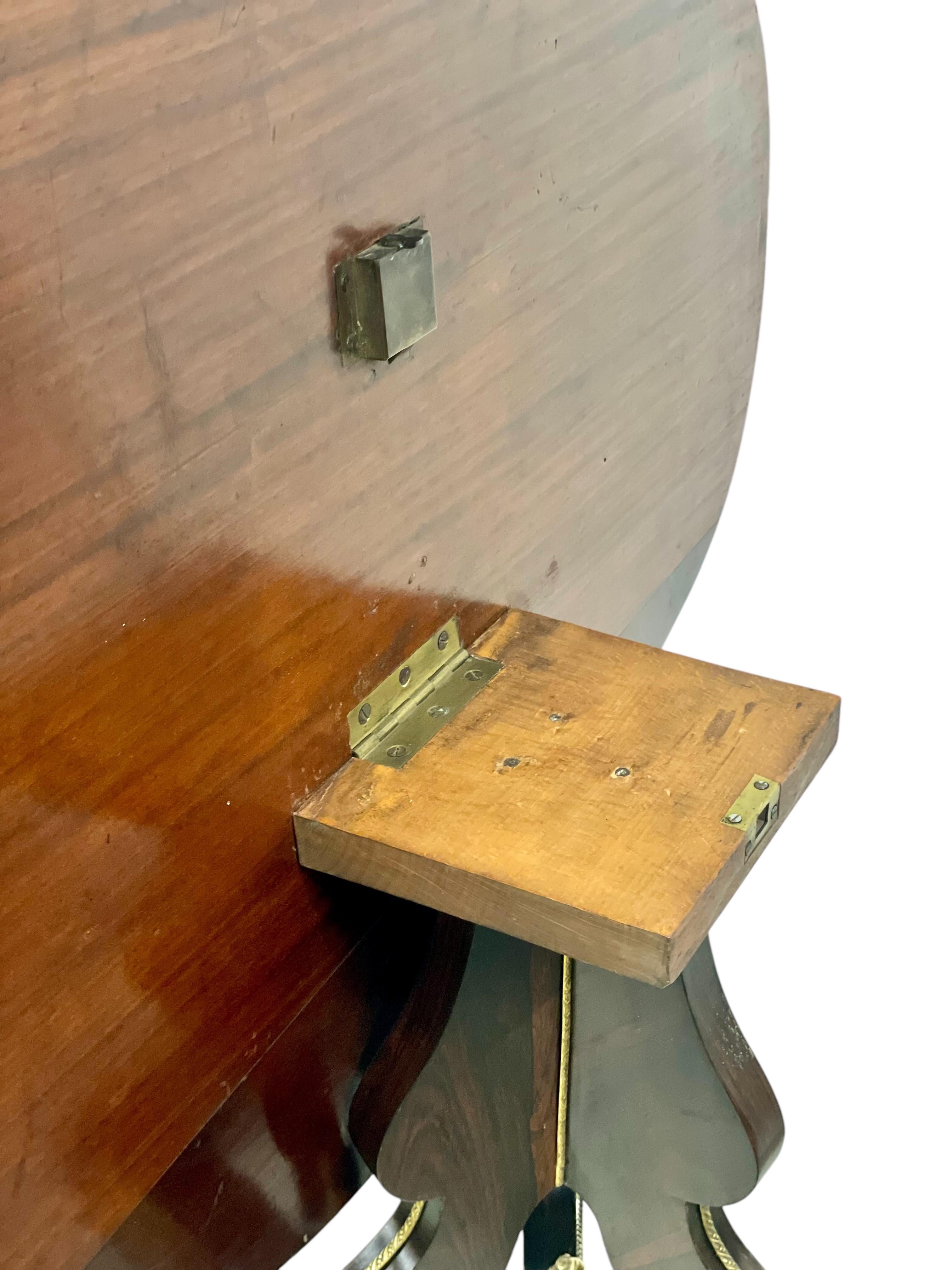 Tavolo intarsiato del periodo Napoléon III con ornamenti in ottone dorato in vendita 4