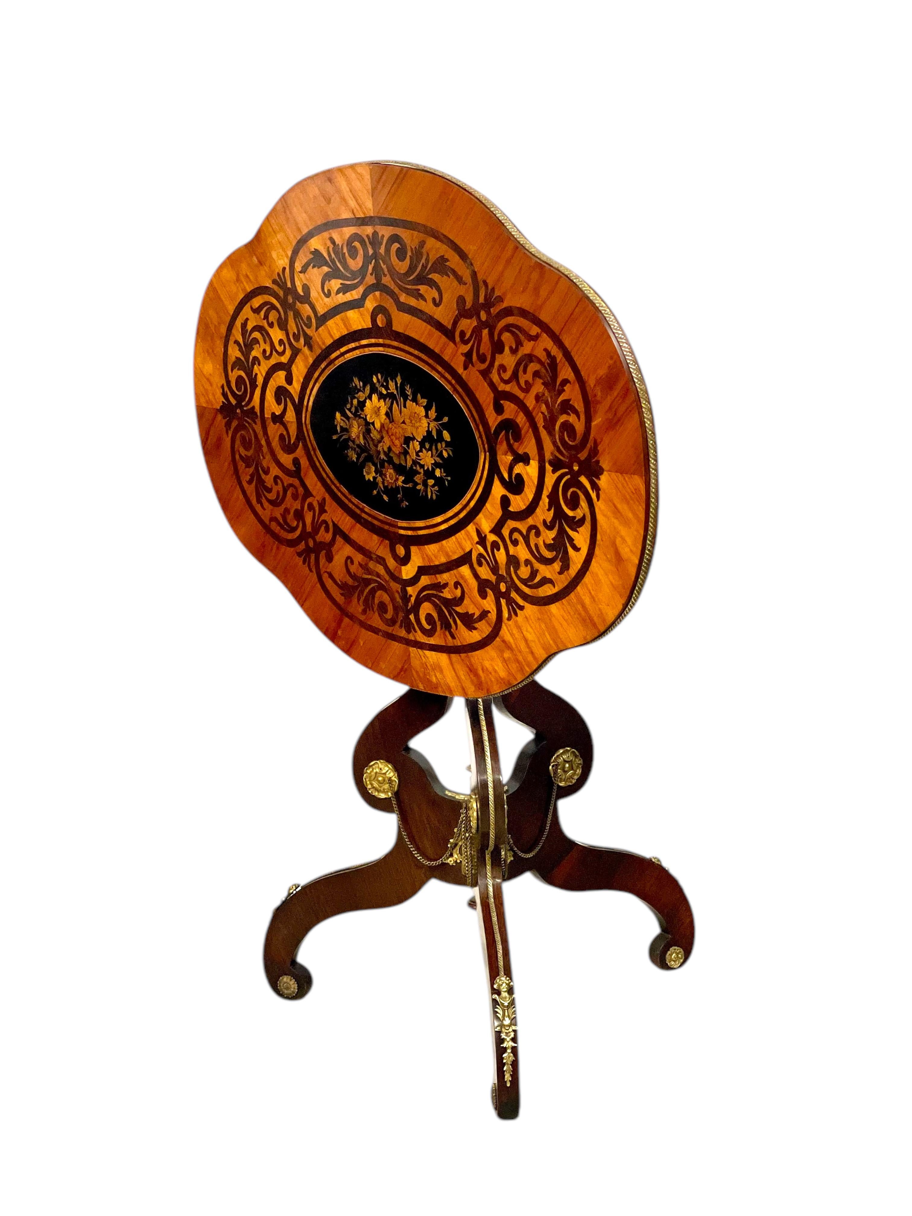 Tavolo intarsiato del periodo Napoléon III con ornamenti in ottone dorato in vendita 5