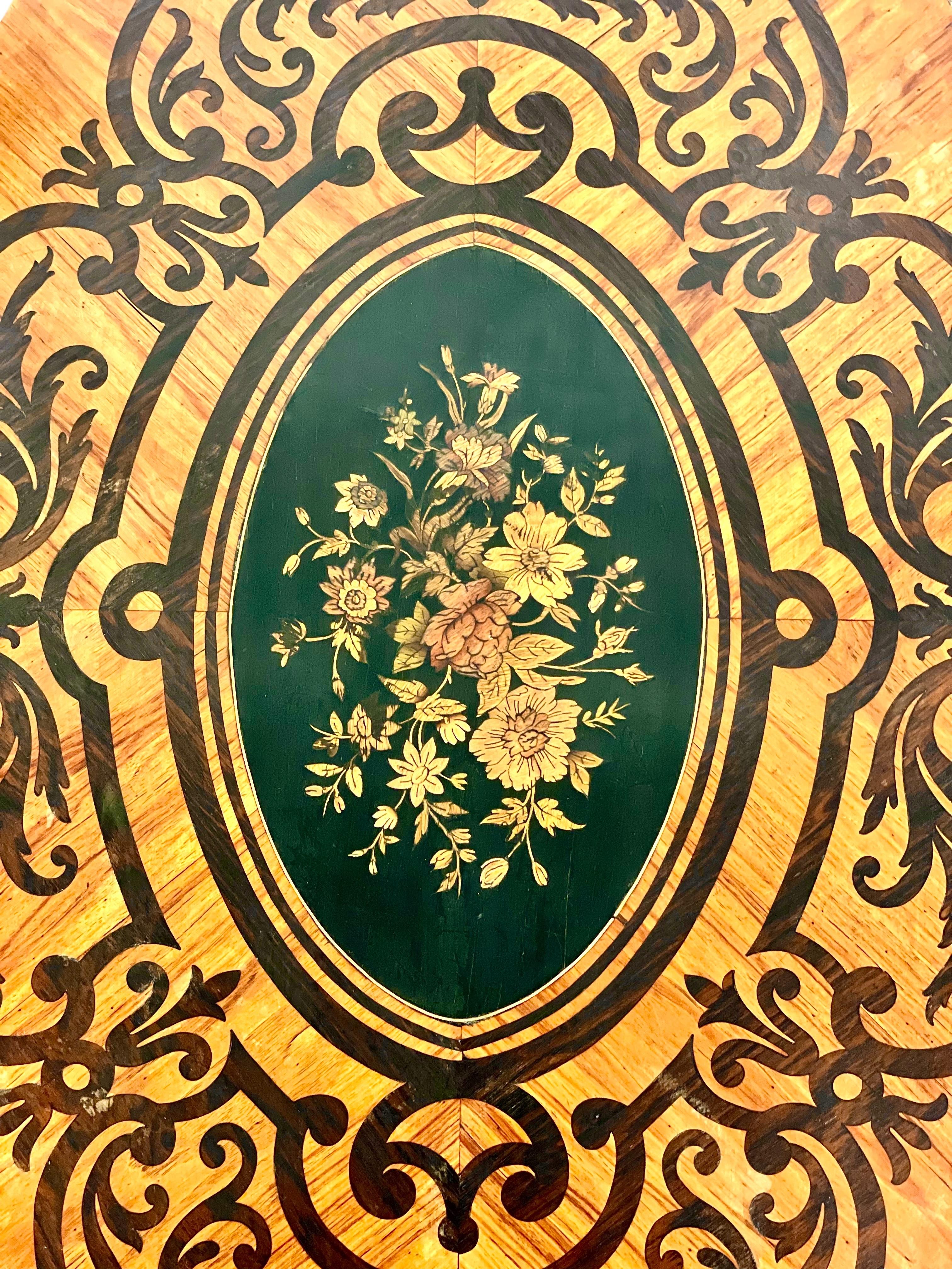 Tavolo intarsiato del periodo Napoléon III con ornamenti in ottone dorato in vendita 6